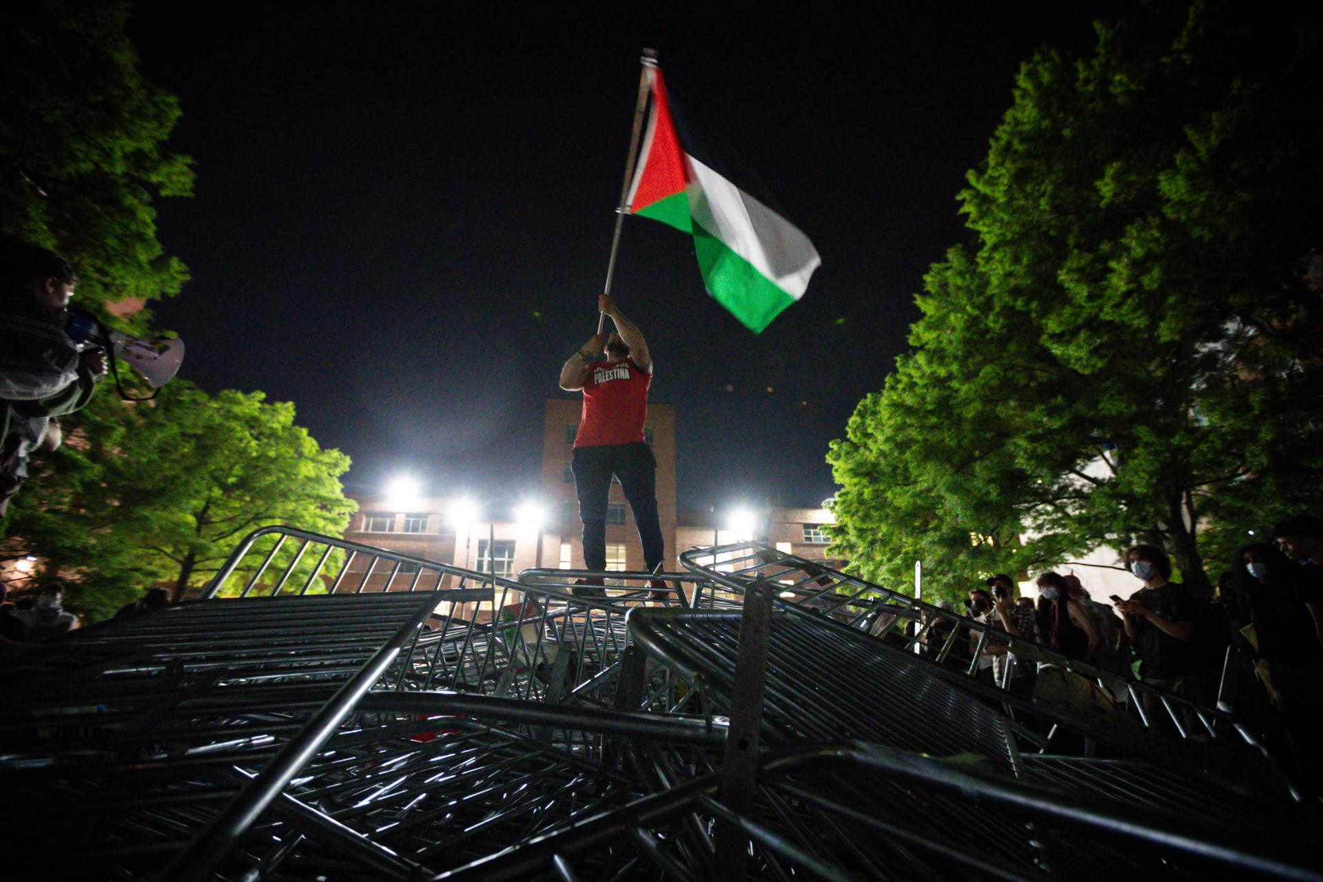 طلاب وأطفال في غزة يوجهون رسائل شكر للمتظاهرين المؤيدين للفلسطينيين بالجامعات الأمريكية