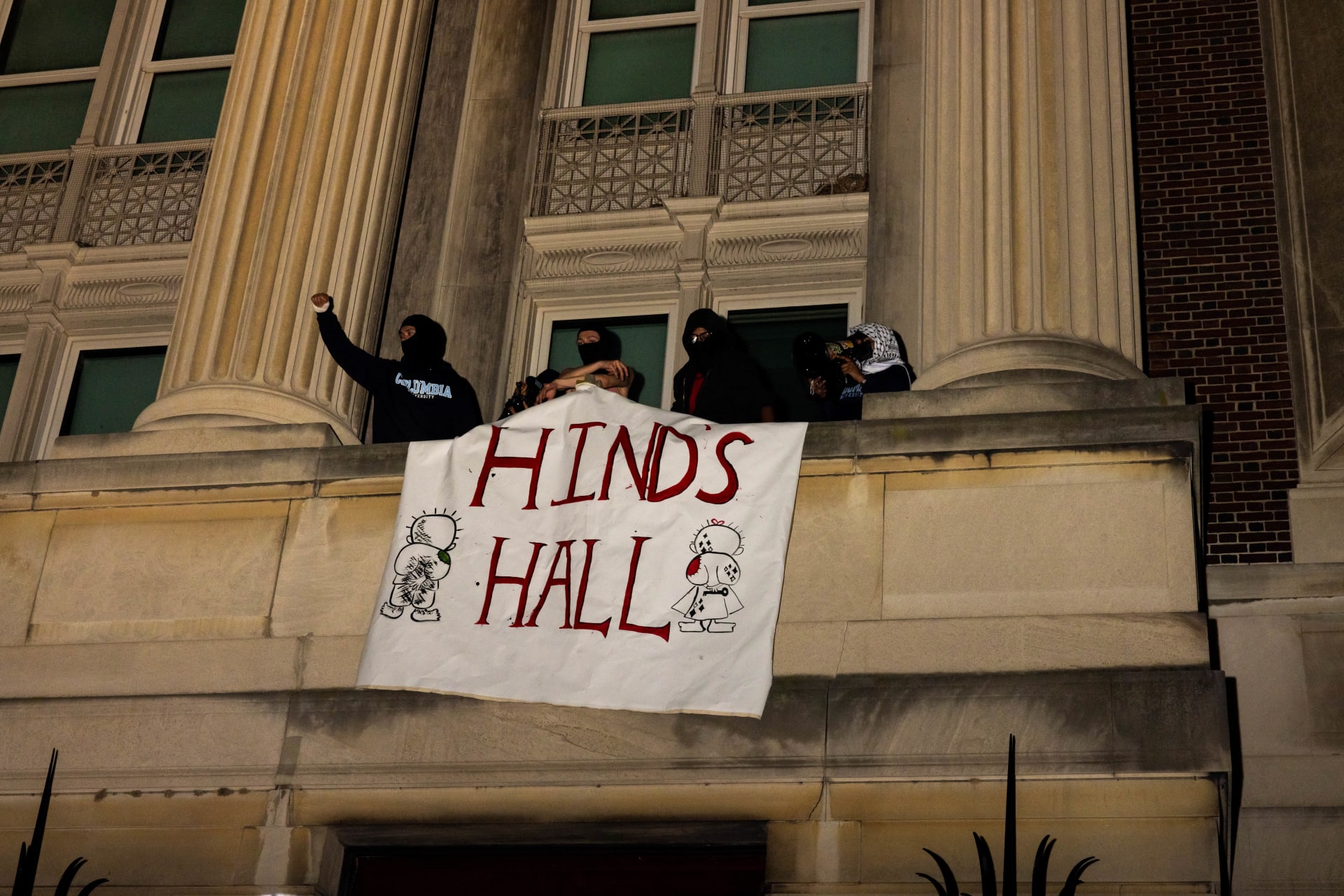 أسموها "قاعة هند".. طلاب متضامنون مع الفلسطينيين يغلقون مدخل "قاعة هاميلتون" في جامعة كولومبيا