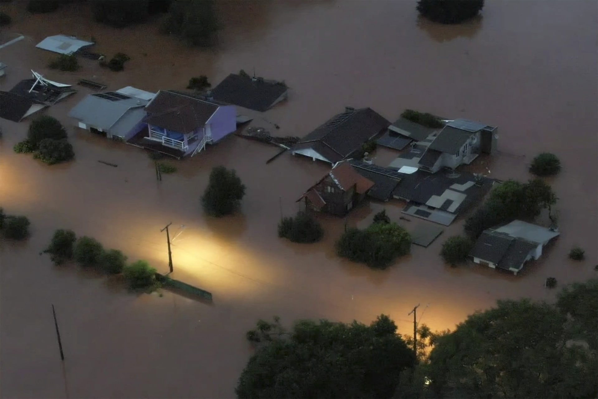 المياه ارتفعت لأسطح المنازل.. قتلى ومفقودون وآلاف النازحين جراء فيضانات البرازيل