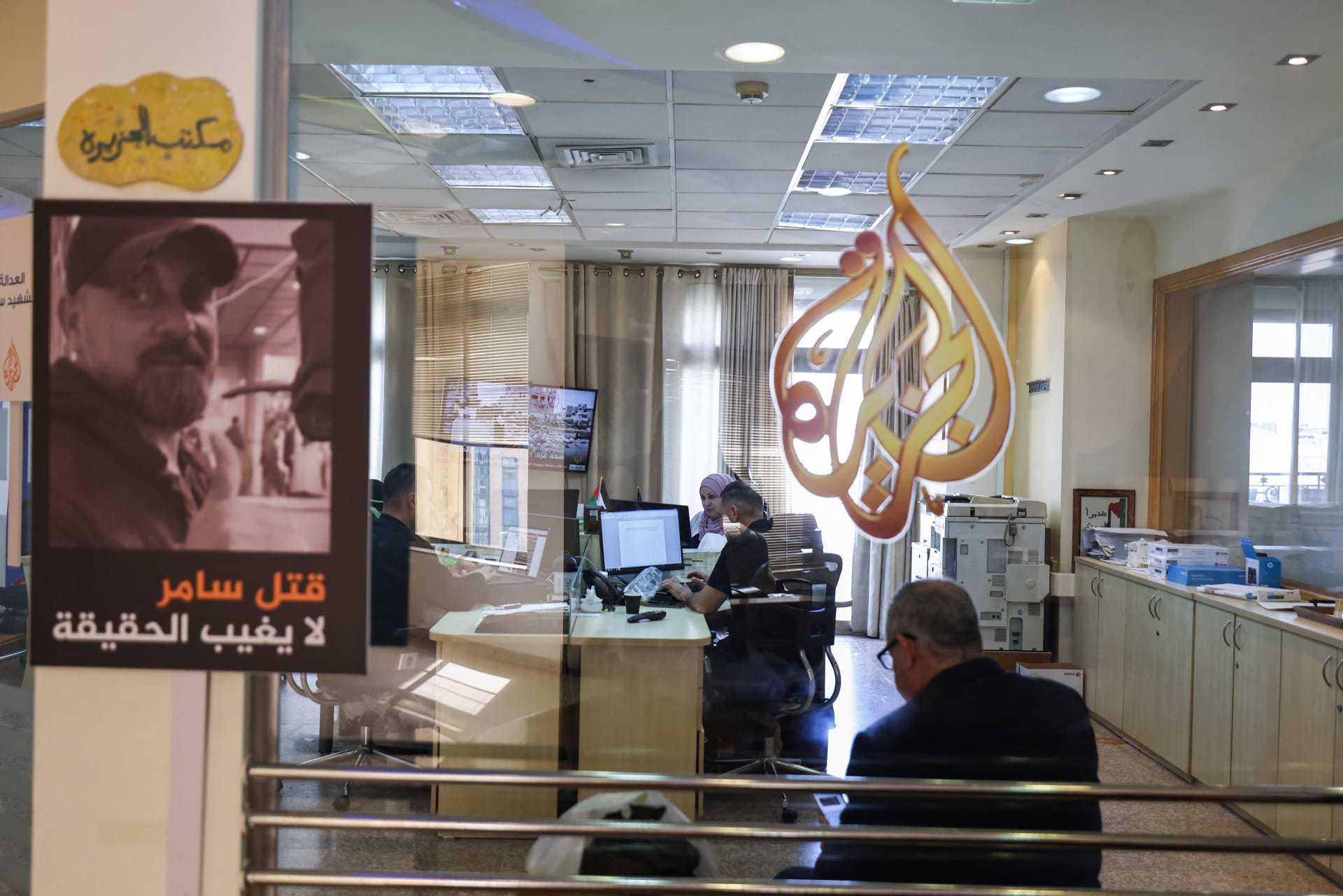 أول تعليق من قناة الجزيرة على قرار حكومة نتنياهو بإغلاق مكاتبها في إسرائيل