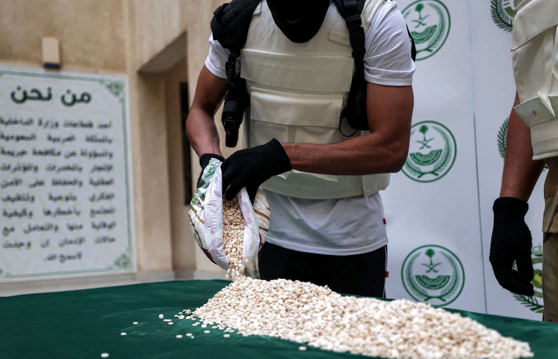 "مخبأة في إرسالية بطاطس".. السعودية تحبط محاولة تهريب أكثر من 27 كيلوغرامًا من الكوكايين