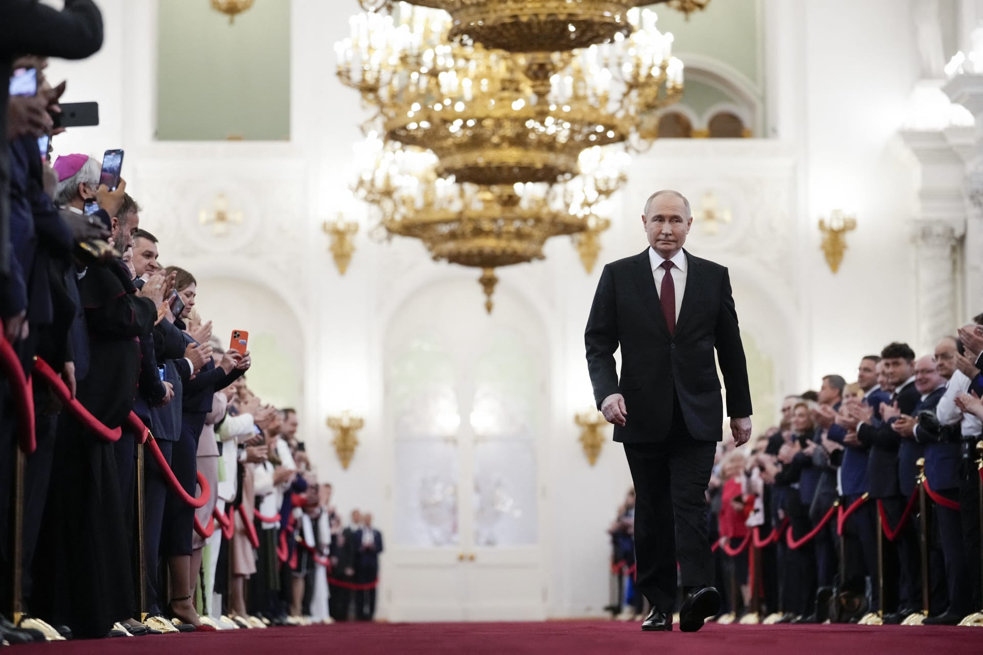 بوتين يحلف اليمين لولاية خامسة في حكم روسيا: لا نرفض الحوار مع دول الغرب والخيار لهم