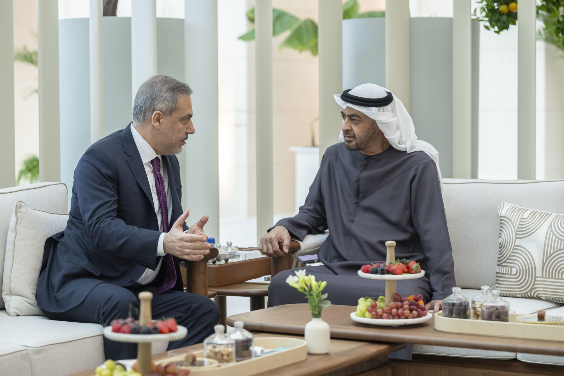 رئيس الإمارات وعبدالله بن زايد يبحثان مع وزير خارجية تركيا تطورات الوضع بغزة وعلاقات البلدين