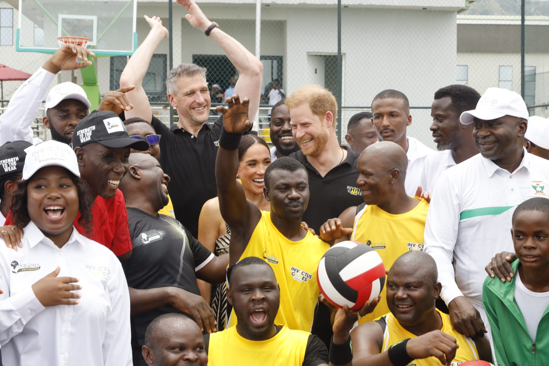 صور تكشف حفاوة استقبال الأمير هاري وزوجته ميغان في نيجيريا
