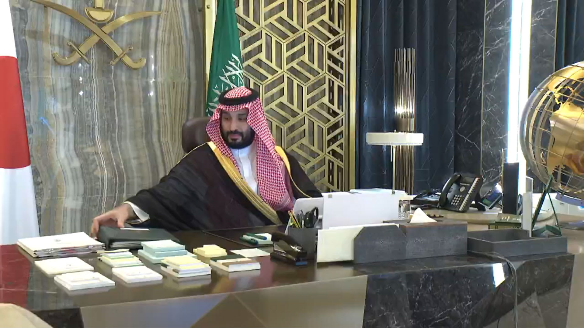 السعودية.. أدوات على مكتب محمد بن سلمان بالاتصال مع رئيس وزراء اليابان تثير تفاعلا