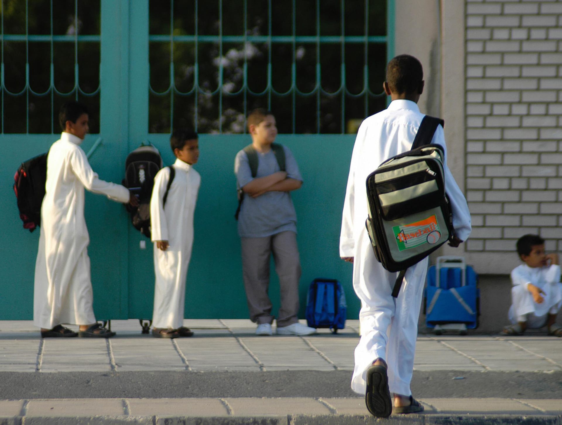 السعودية.. معلم مدرسة يفاجئ طلابه بهدية قيمتها تتجاوز 10 آلاف دولار بآخر يوم قبل التقاعد