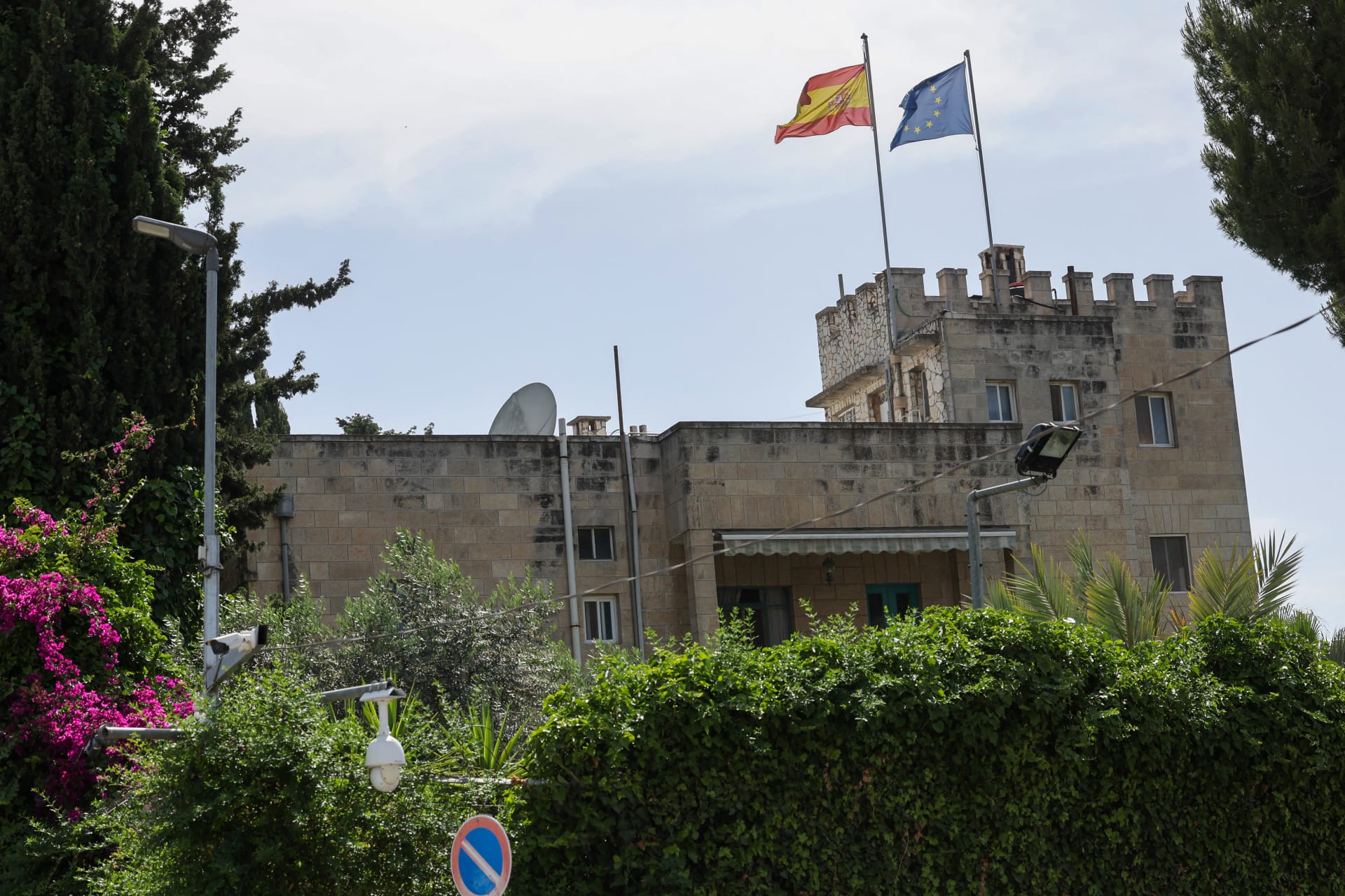 إسرائيل تحظر على القنصلية الإسبانية في القدس تقديم خدمات للفلسطينيين بالضفة الغربية 