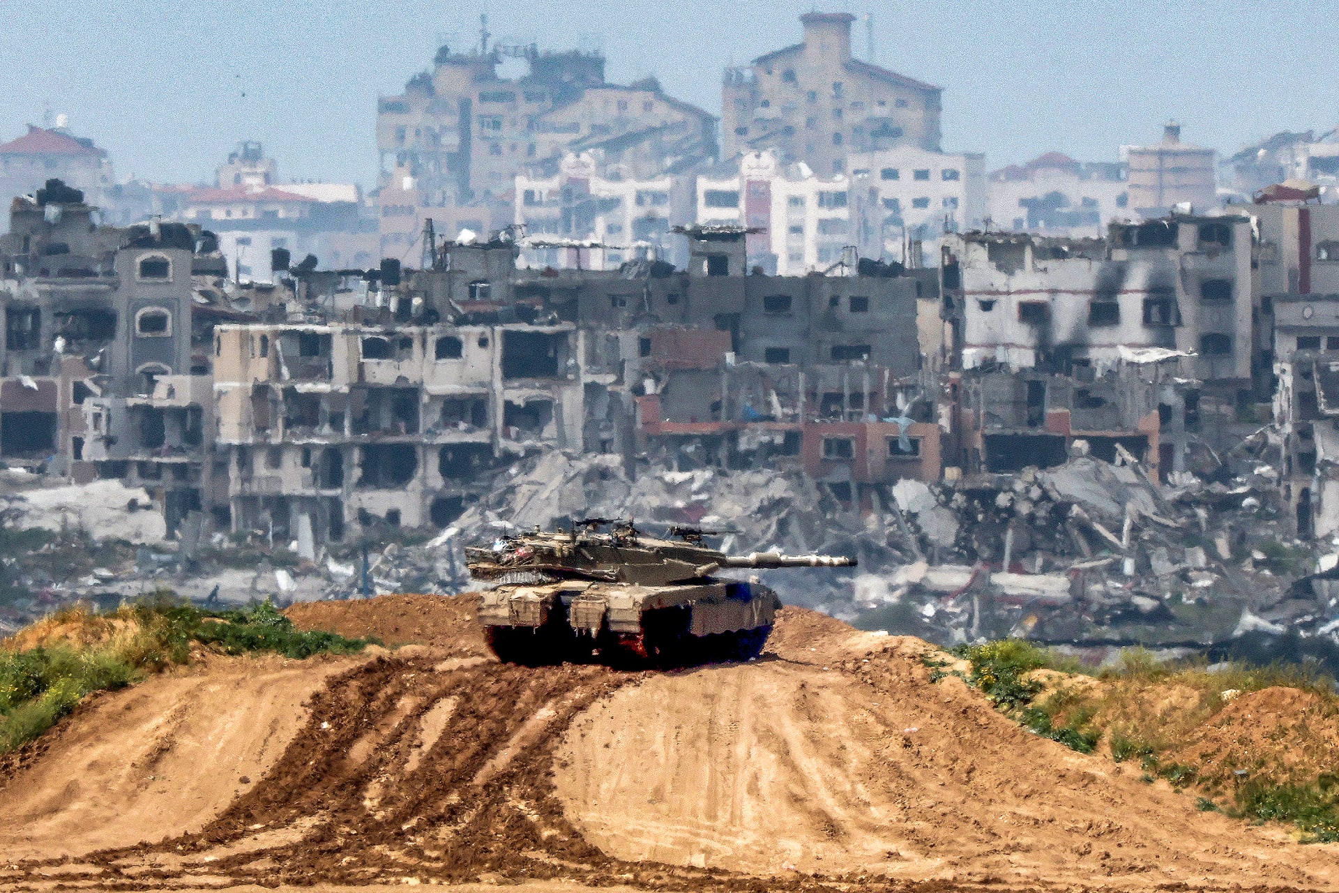 israeli-tank-near-gaza-border