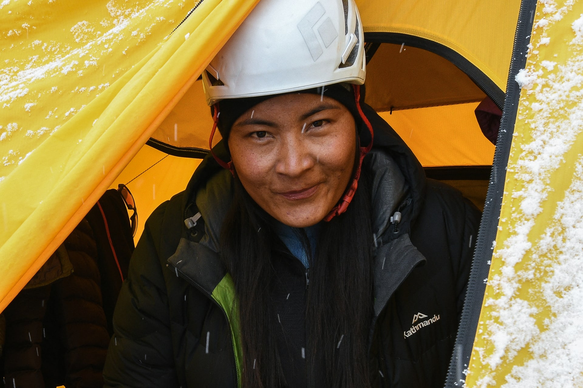 نيبالية تحطّم الرقم القياسي لأسرع صعود على قمة إيفرست لامرأة