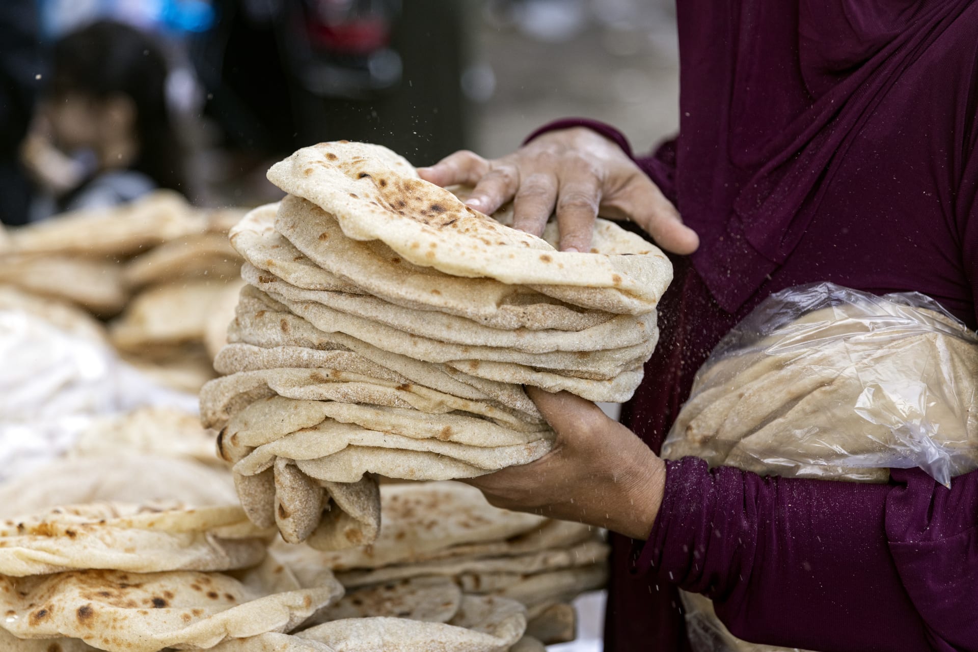 قرار "قد لا يلقى قبولا".. الحكومة المصرية ترفع سعر الخبز المدعم  