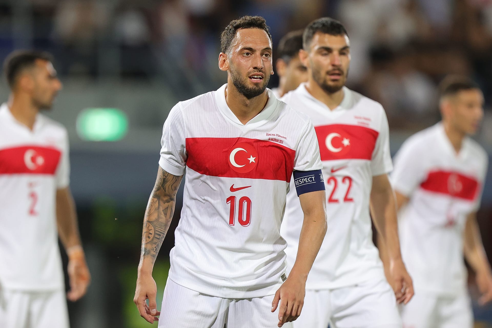 لقطة "طريفة" بين لاعب تركيا ومشجع بعد مباراة ودية مع إيطاليا