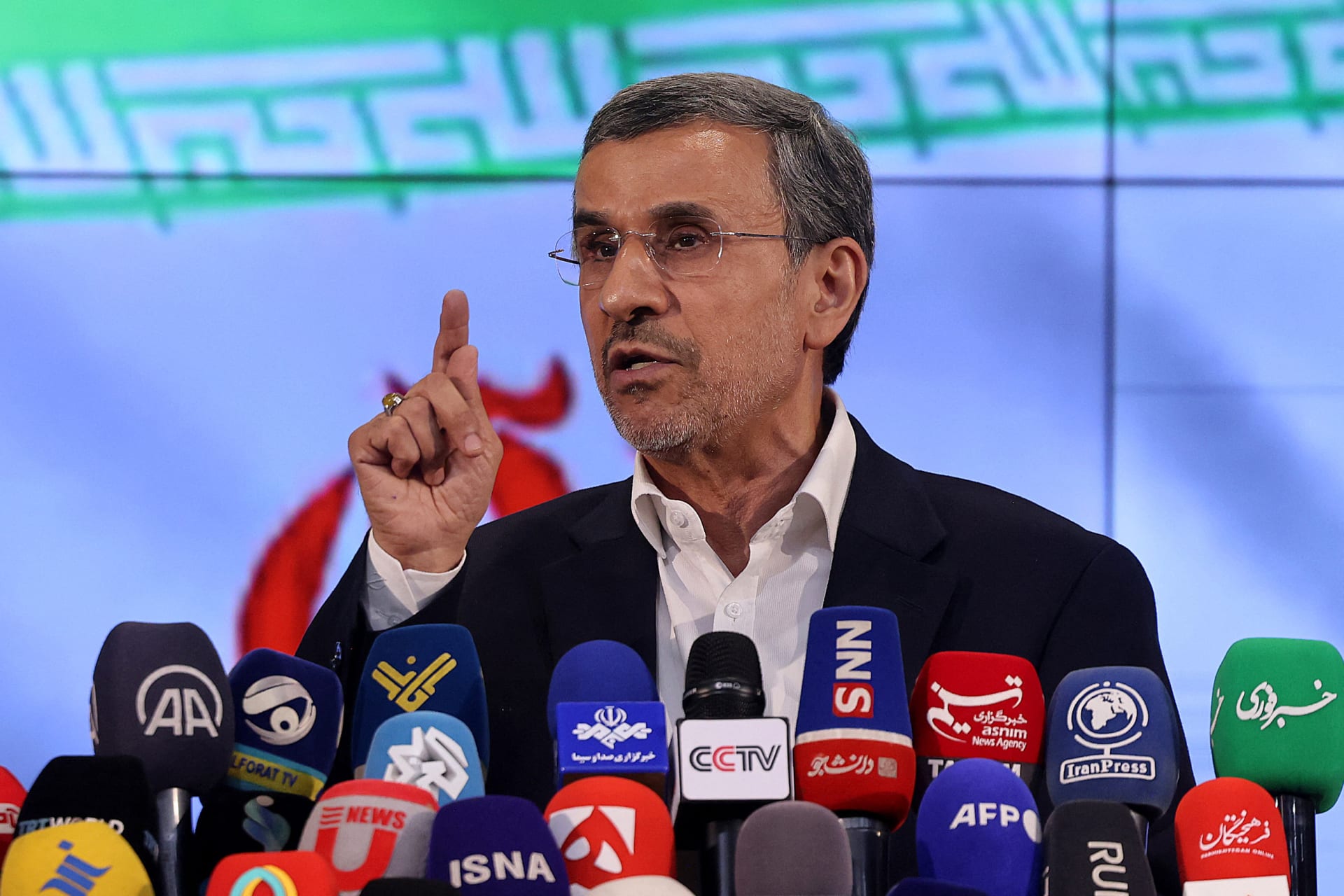 إيران تستبعد أحمدي نجاد من خوض الانتخابات الرئاسية المقبلة وتعلن أسماء 6 مرشحين
