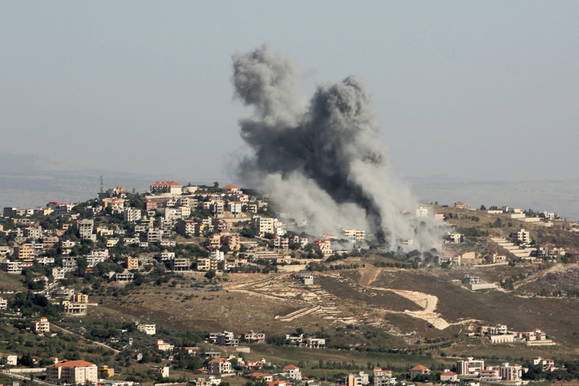 إسرائيل تقصف مواقع لحزب الله في بعلبك ردا على إسقاط مسيرة فوق لبنان