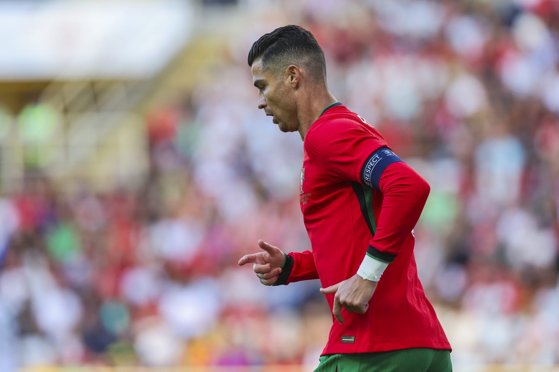 رونالدو يخطف الأنظار بهذا التصرف خلال مباراة البرتغال وأيرلندا