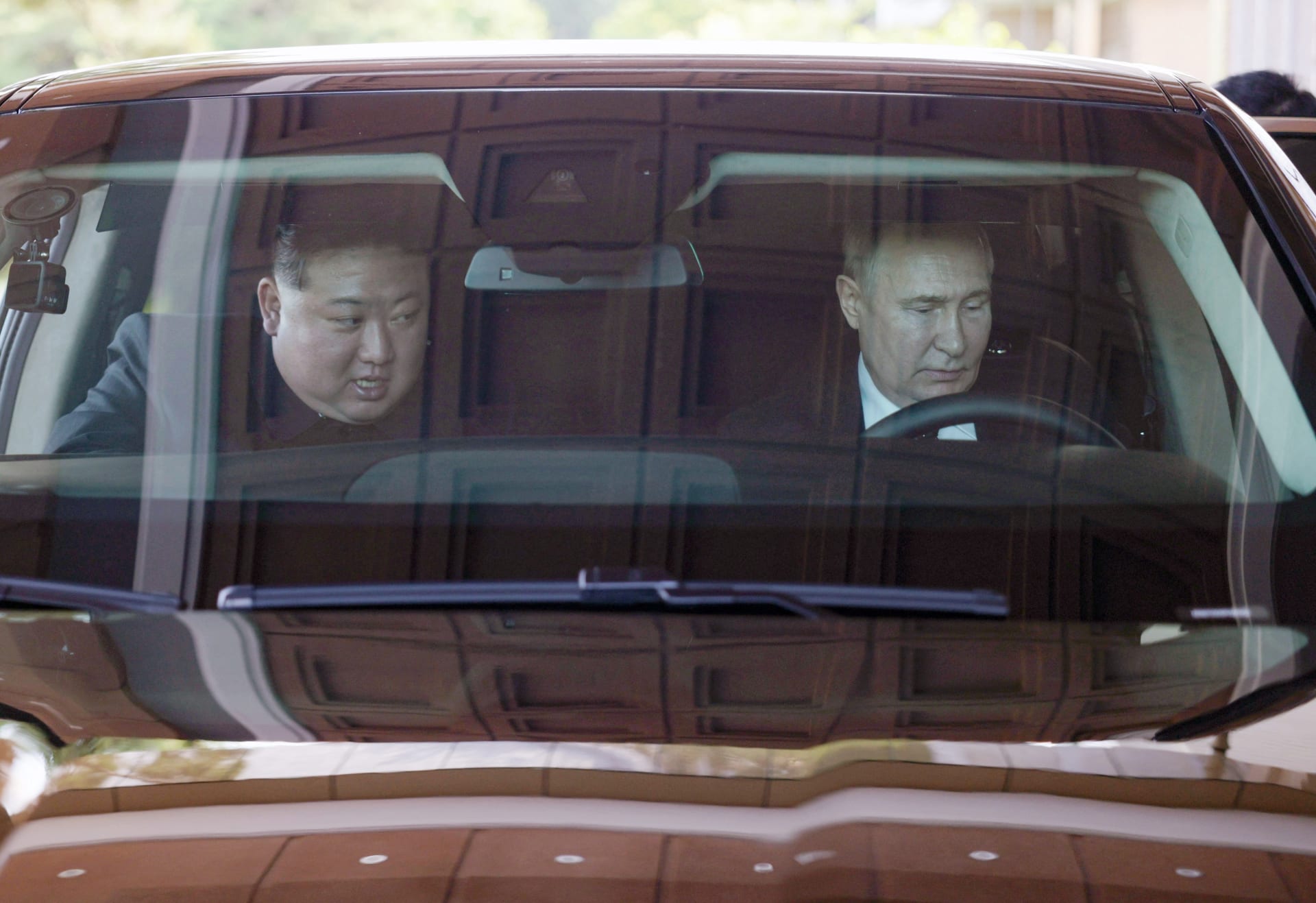 بوتين وكيم في السيارة الروسية