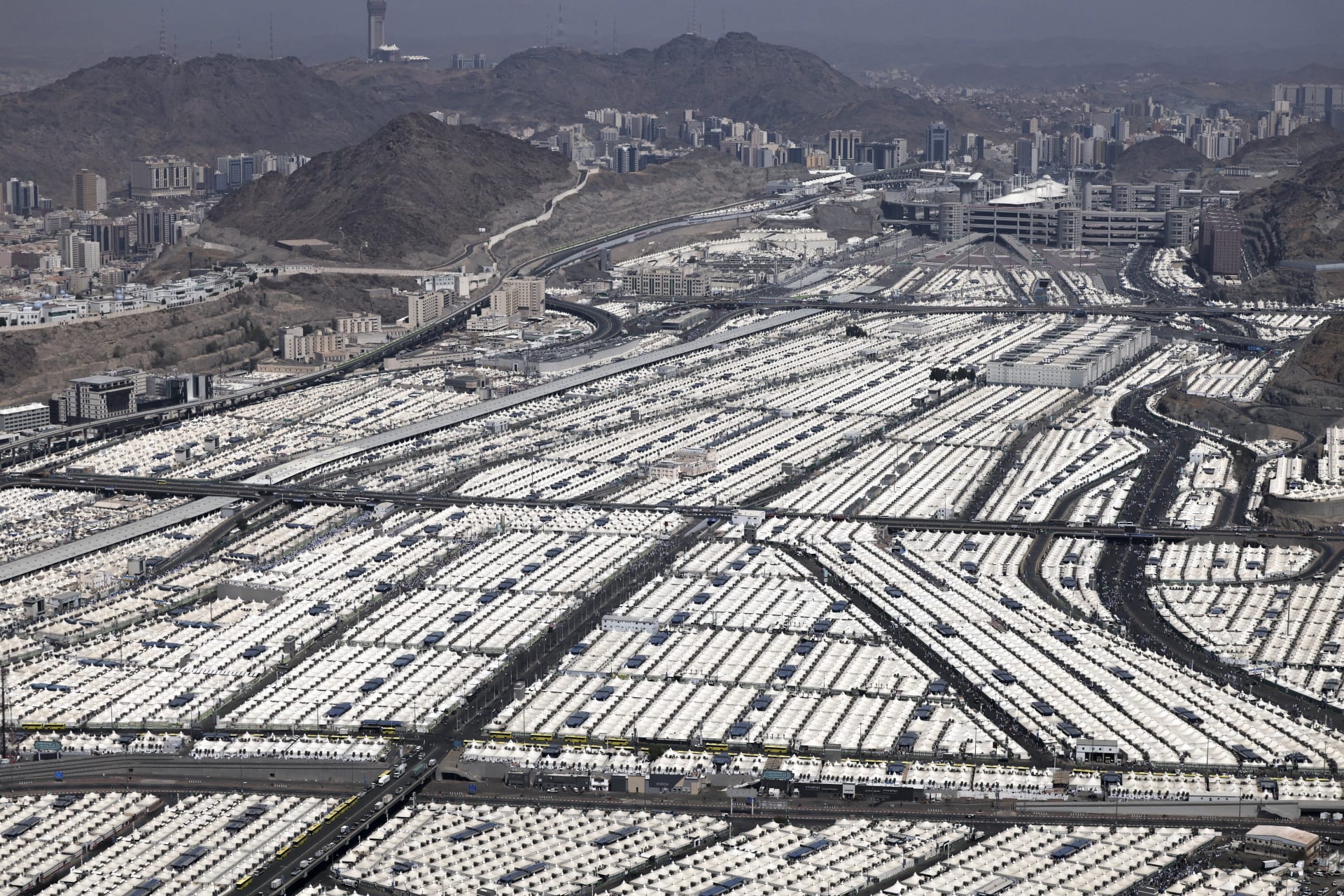 "نجاحك لا يطاق".. أمير سعودي يعلق مع استمرار التفاعل على عدد وفيات الحج 