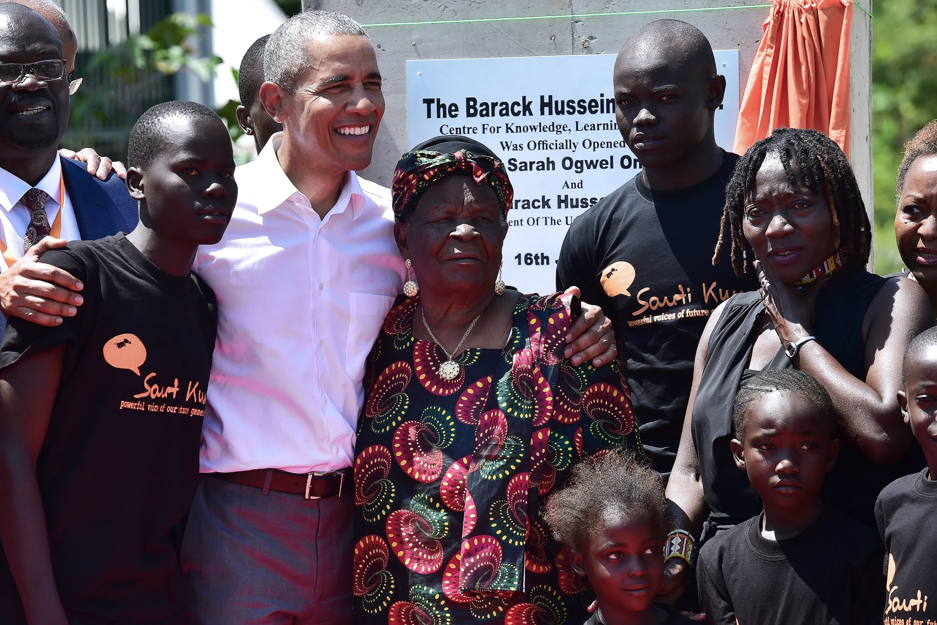 أخت أوباما غير الشقيقة تتعرض للغاز المسيل للدموع أثناء حديثها إلى CNN وسط احتجاجات في كينيا