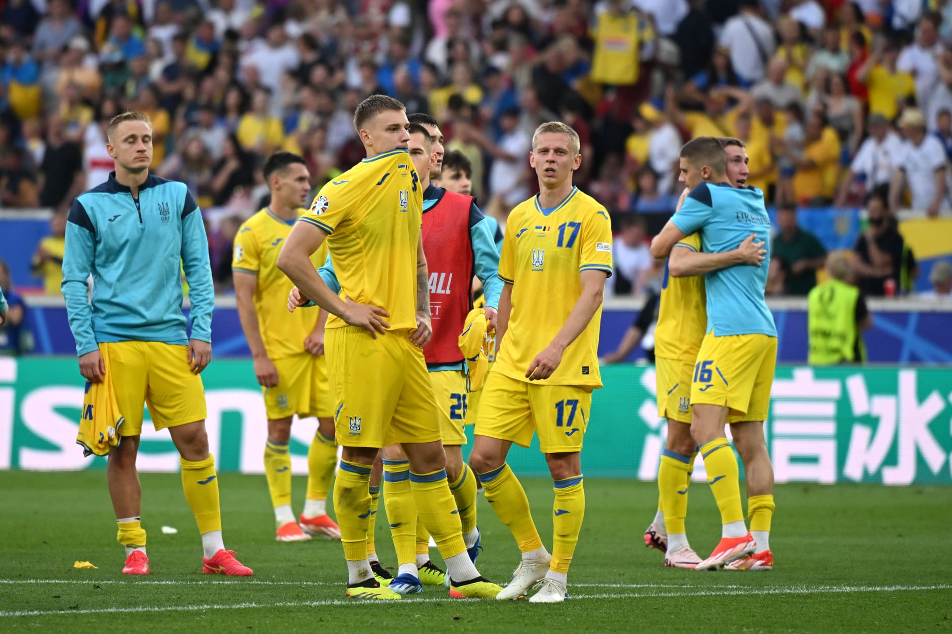 لحظة من اليورو.. حسرة وبكاء لاعبي منتخب أوكرانيا بعد توديع البطولة