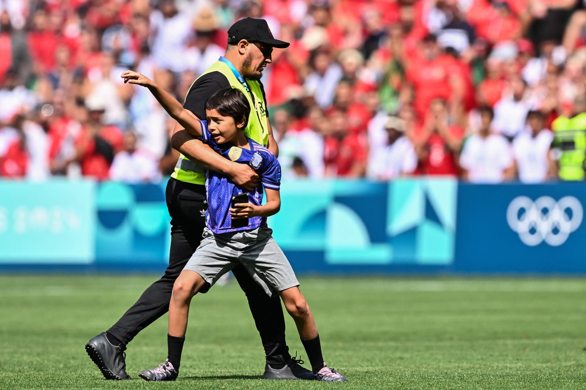 لاعب المغرب يثير تفاعلا بلقطة مع طفل طلب التصوير مع جوليان ألفاريز