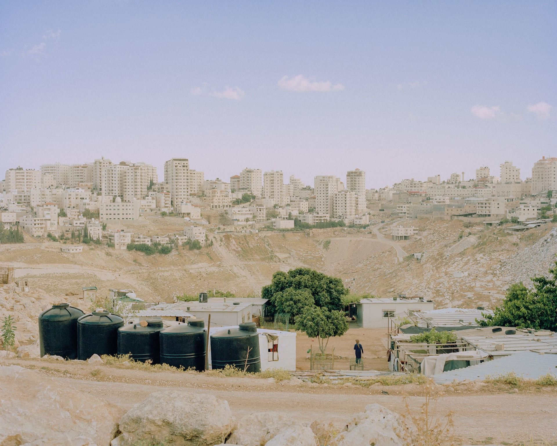 مصورة توثق معاناة البدو الفلسطينيين تحت "وطأة الاحتلال" الإسرائيلي