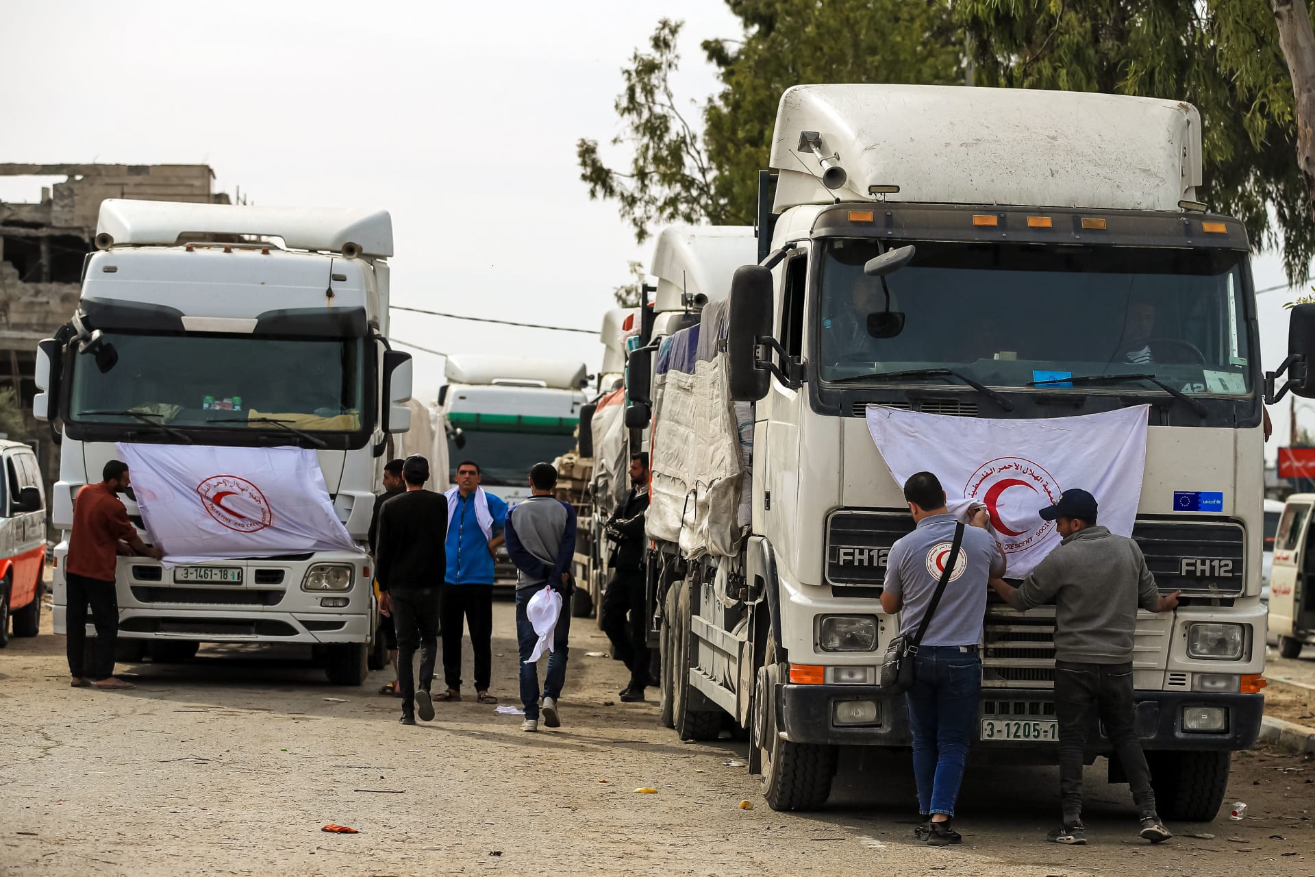 مقتل عمال بشركة نقل في غارة على قافلة مساعدات.. والجيش الإسرائيلي يعلق 