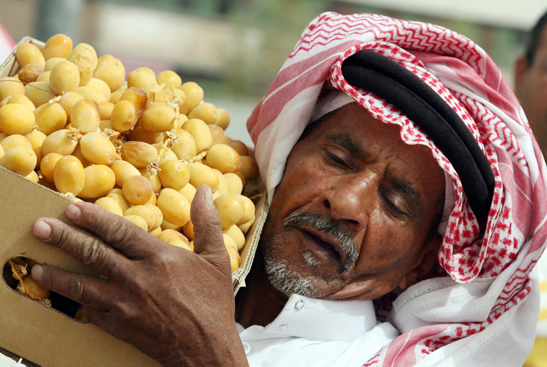 ما هي أفضل طريقة لحفظ التمور لأطول مدة ممكنة؟