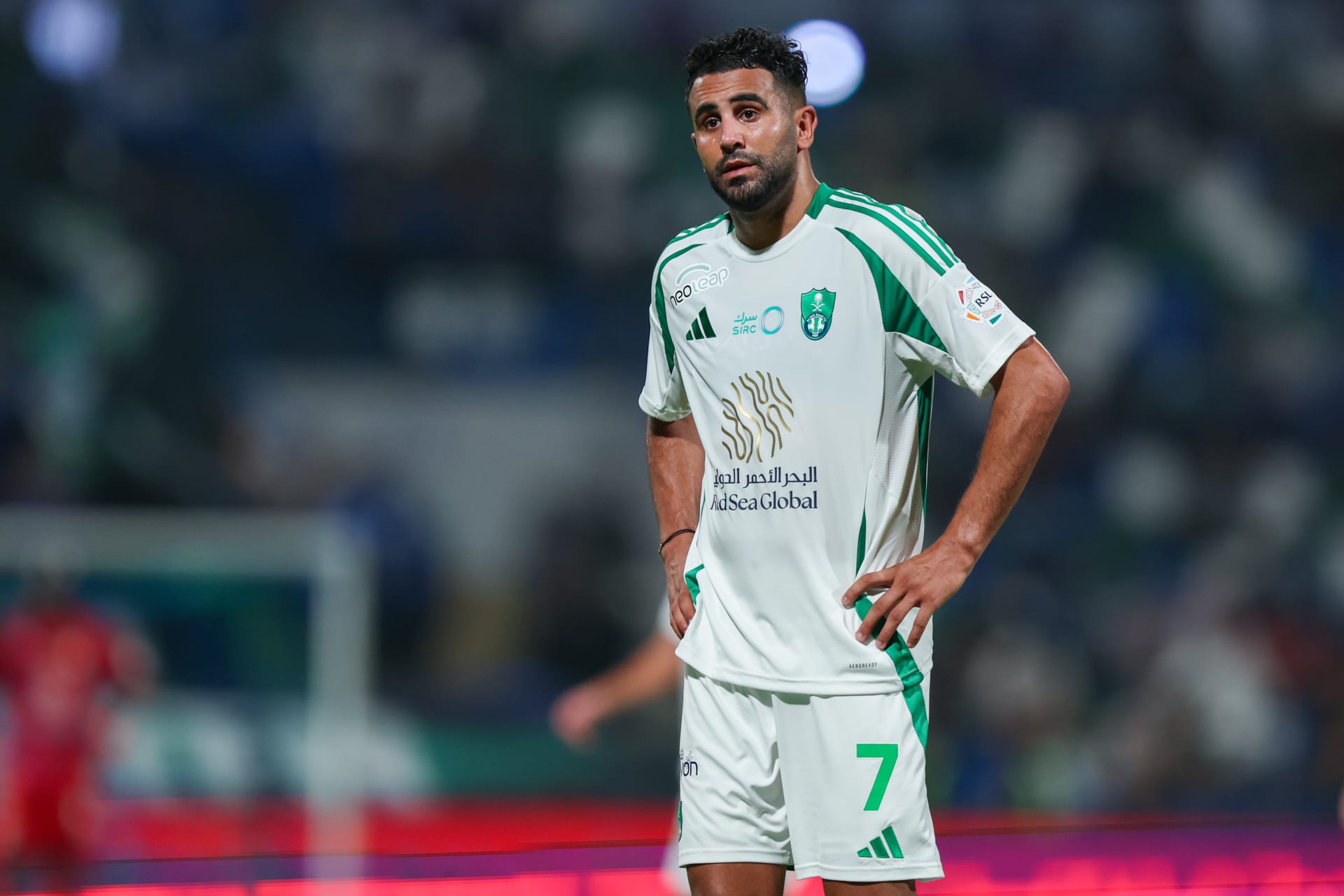 لقطة لرياض محرز على هامش الاحتفال باليوم الوطني السعودي تثير جدلا.. واللاعب يوضح