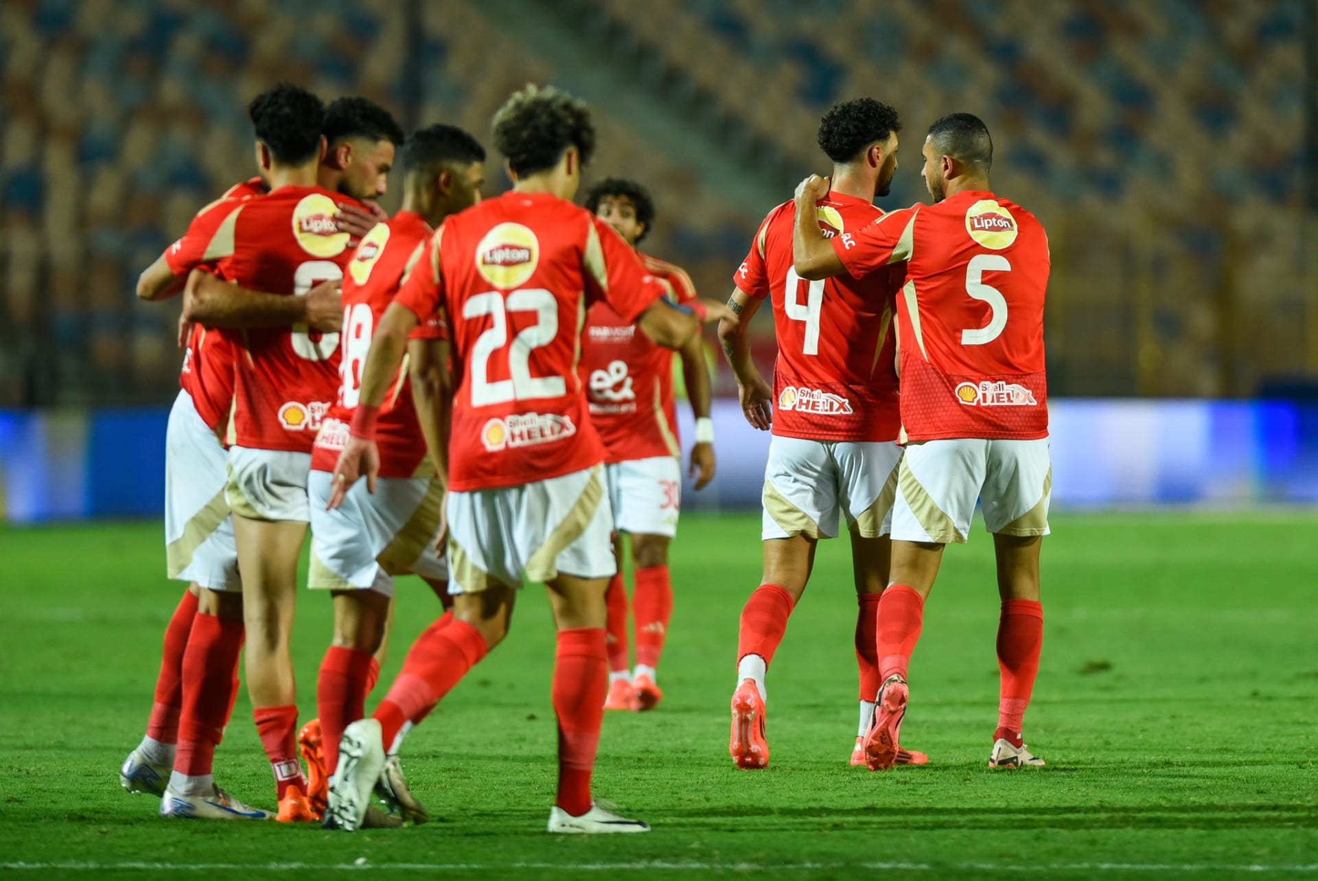 سقوط قاعدة درع الدوري المصري أثناء مراسم تتويج النادي الأهلي يثير جدلاً -  CNN Arabic