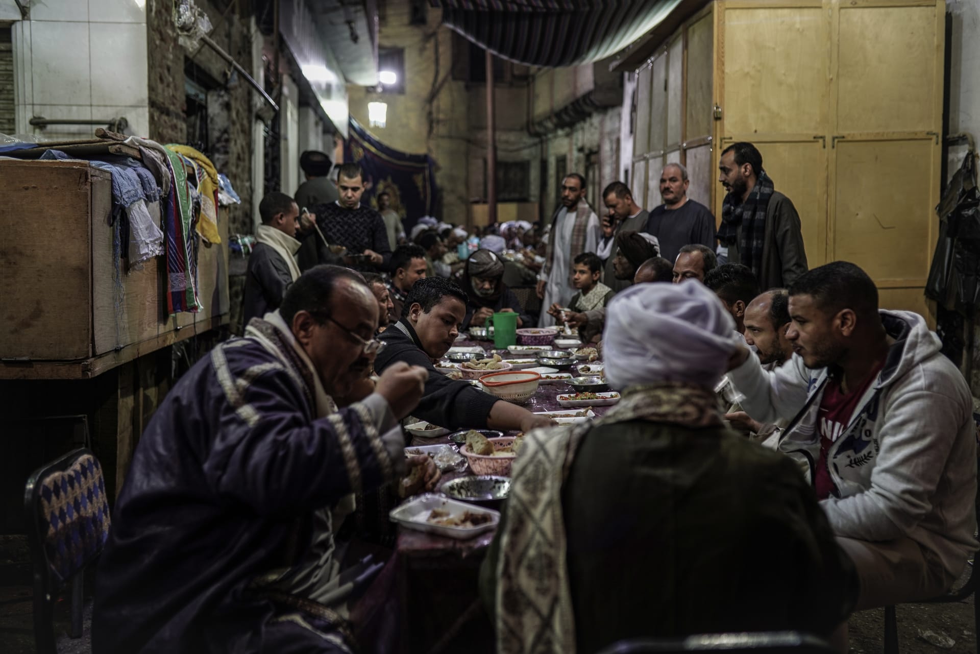 مصور يوثق جانبا مخفيا لحفلات الزفاف الشعبية في صعيد مصر مصور يوثق جانبا مخفيا لحفلات الزفاف الشعبية في صعيد مصر