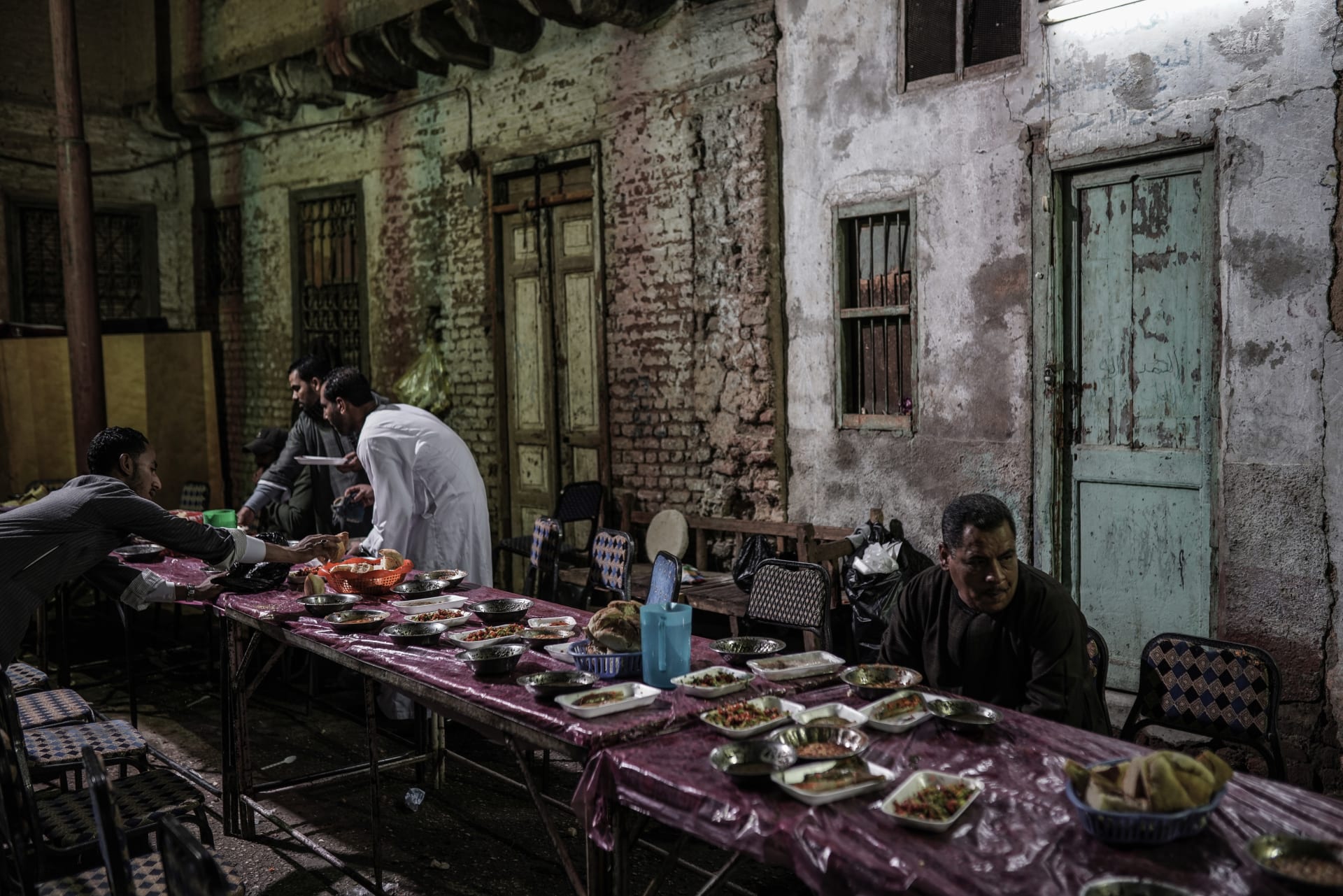 مصور يوثق جانبا مخفيا لحفلات الزفاف الشعبية في صعيد مصر مصور يوثق جانبا مخفيا لحفلات الزفاف الشعبية في صعيد مصر