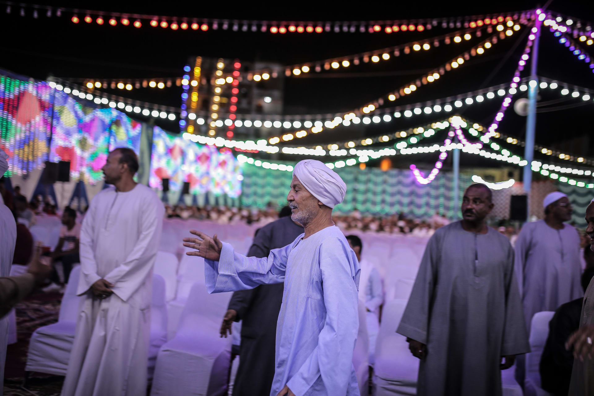 مصور يوثق جانبا مخفيا لحفلات الزفاف الشعبية في صعيد مصر مصور يوثق جانبا مخفيا لحفلات الزفاف الشعبية في صعيد مصر