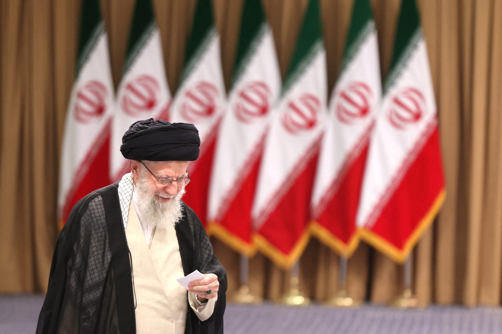 لقطات لسليماني وهنية ونصرالله.. هذا ما نشره خامنئي تزامنا مع هجوم إيران