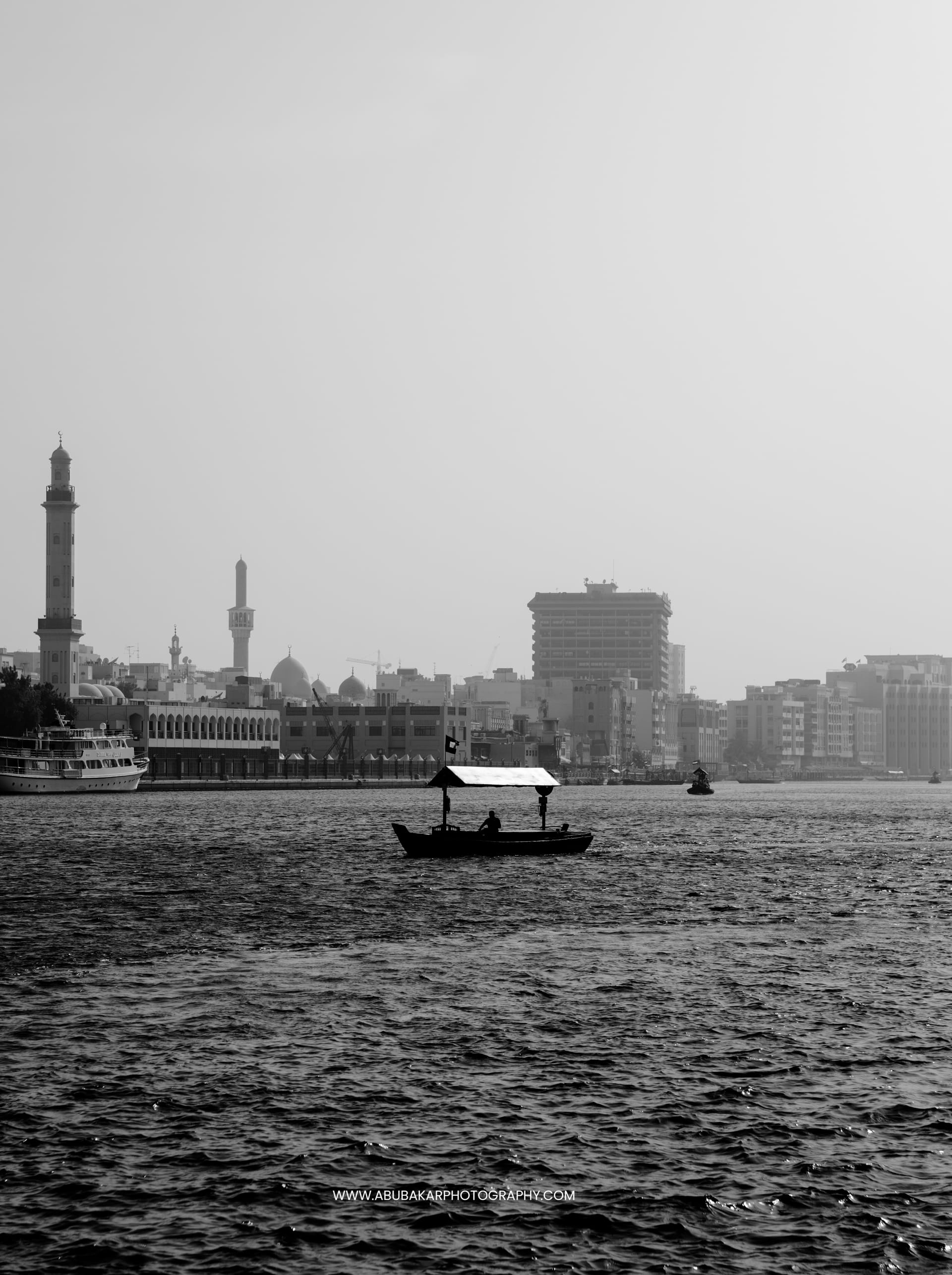 بدرهم واحد فقط.. قوارب خشبية في دبي تعود بك 50 عاما إلى الوراء