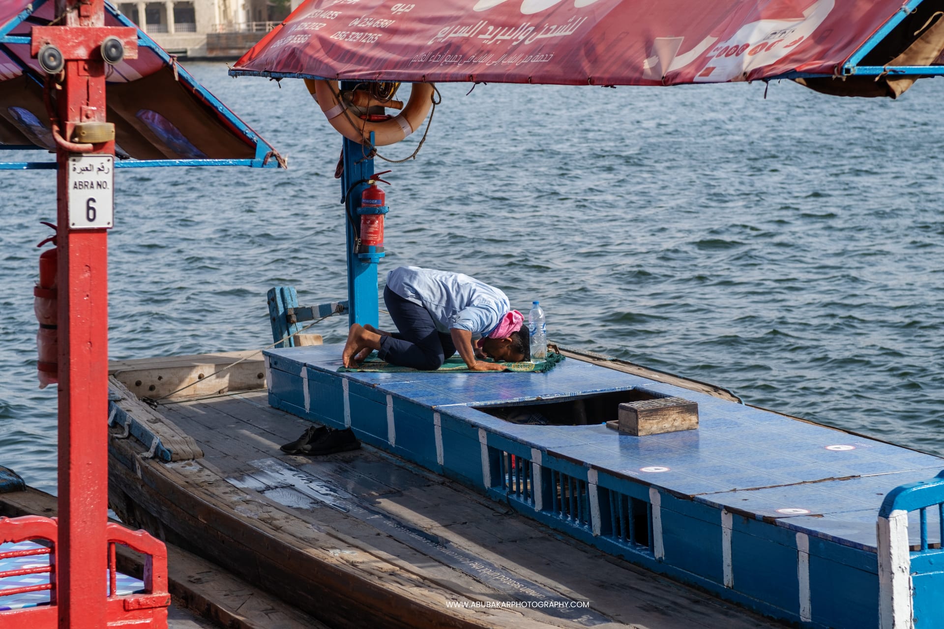 بدرهم واحد فقط.. قوارب خشبية في دبي تعود بك 50 عاما إلى الوراء