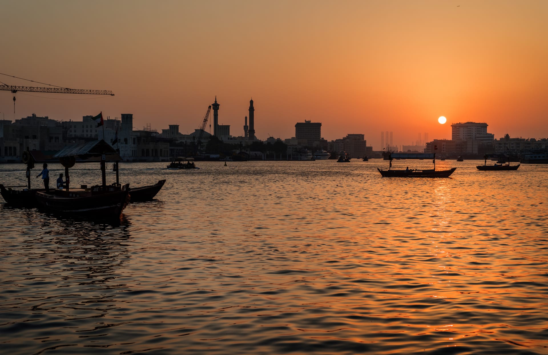 بدرهم واحد فقط.. قوارب خشبية في دبي تعود بك 50 عاما إلى الوراء