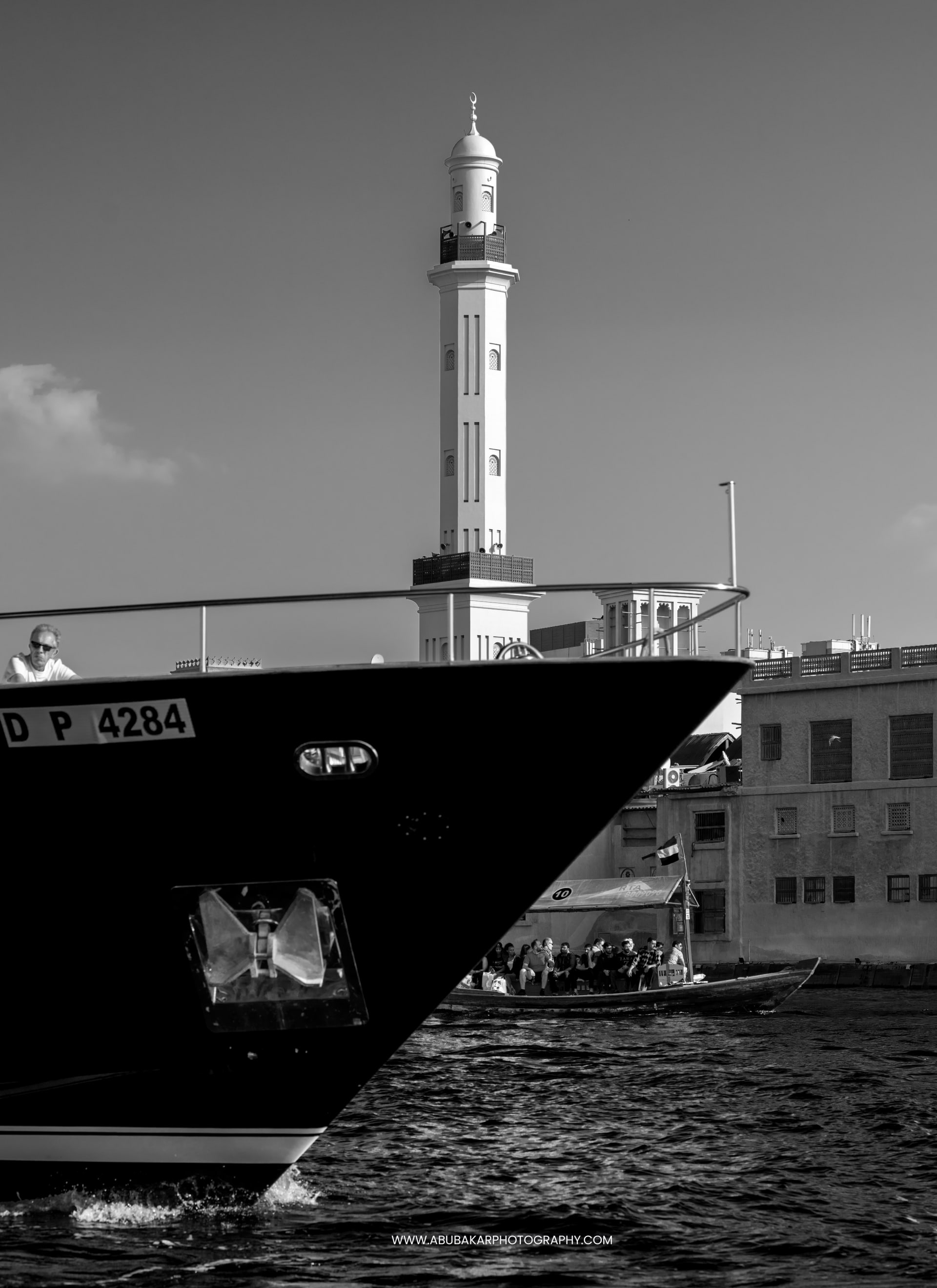 بدرهم واحد فقط.. قوارب خشبية في دبي تعود بك 50 عاما إلى الوراء