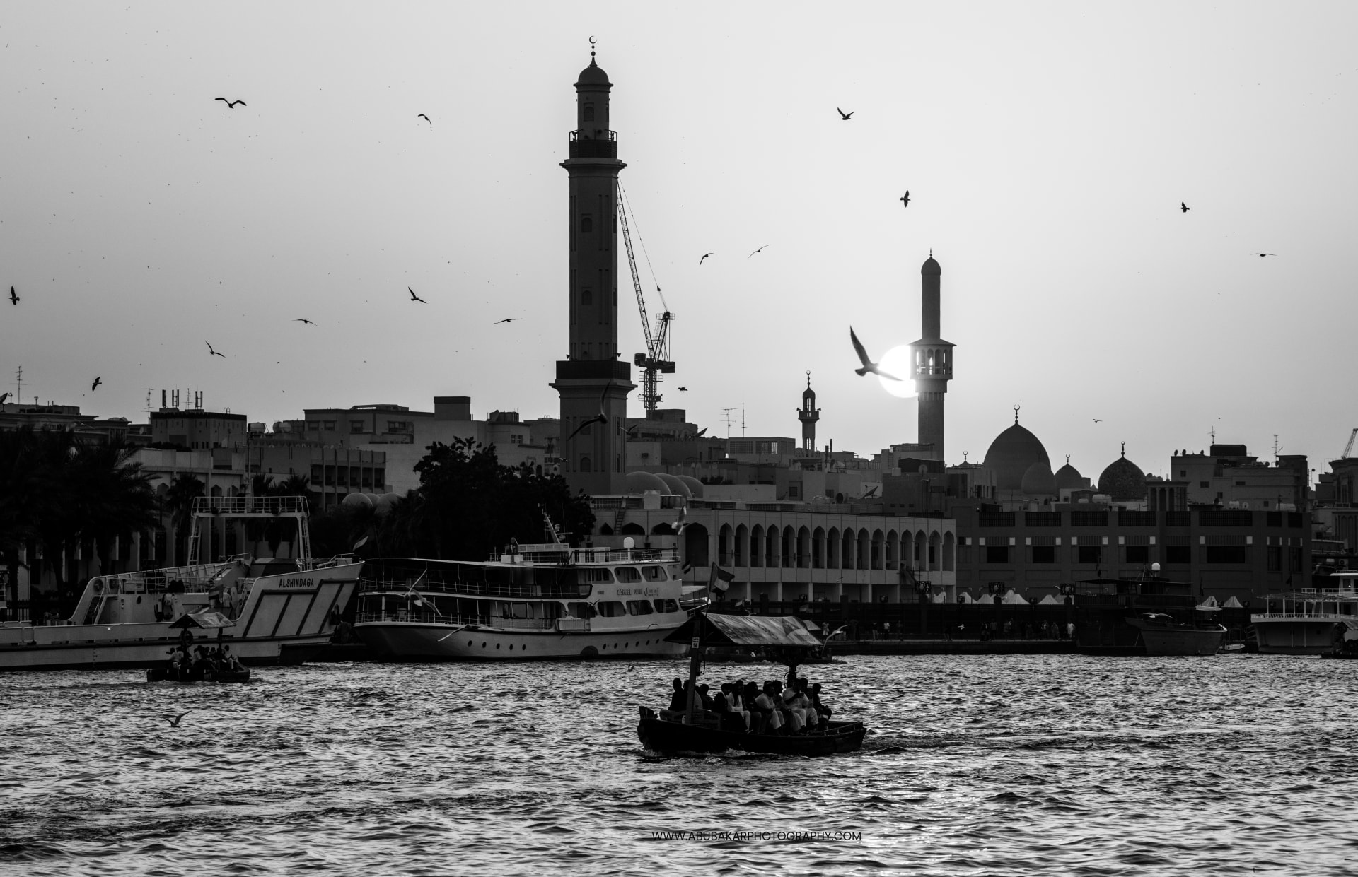 بدرهم واحد فقط.. قوارب خشبية في دبي تعود بك 50 عاما إلى الوراء