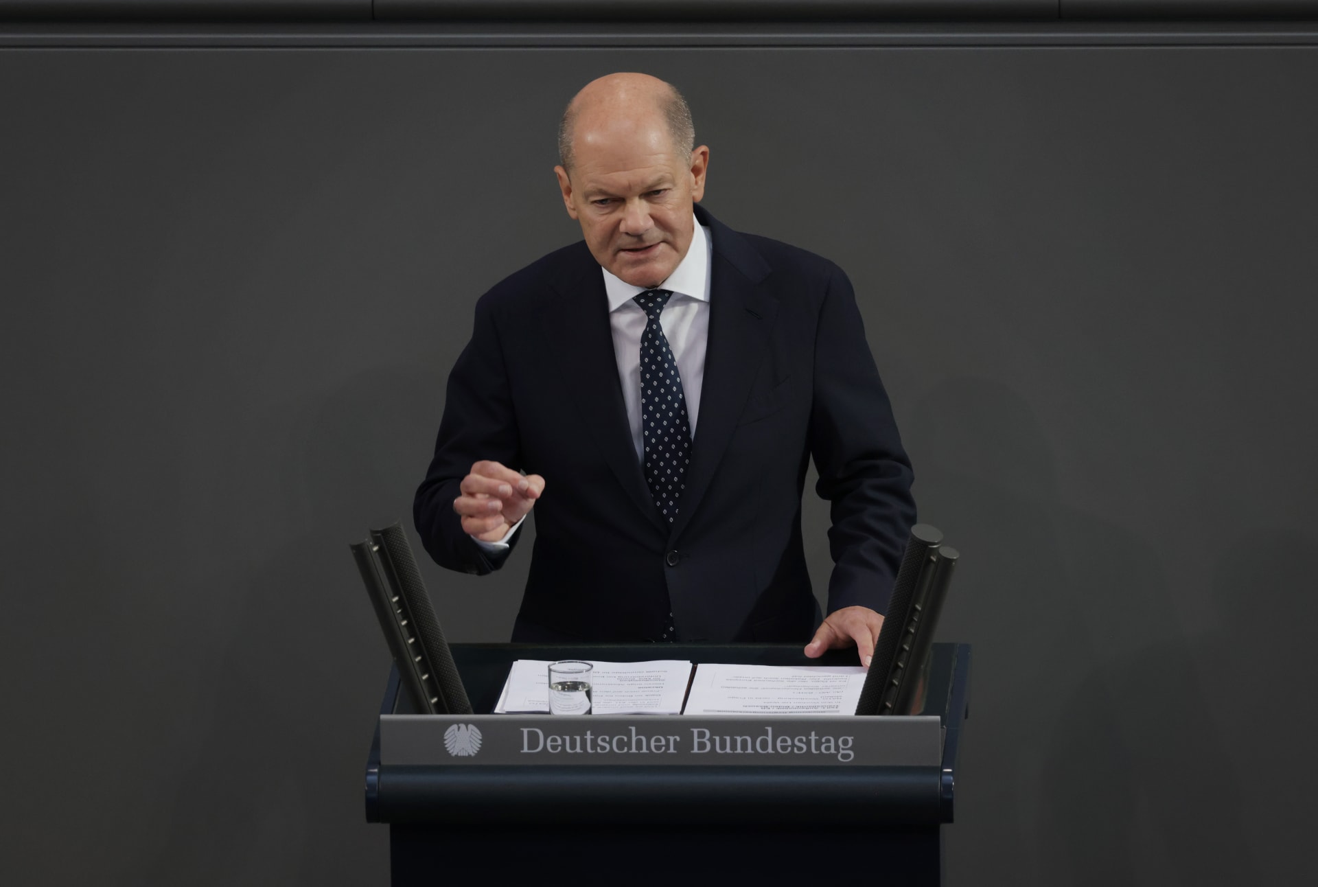 المستشار الألماني أولاف شولتز خلال حديثه في البرلمان الألماني (البوندستاغ)