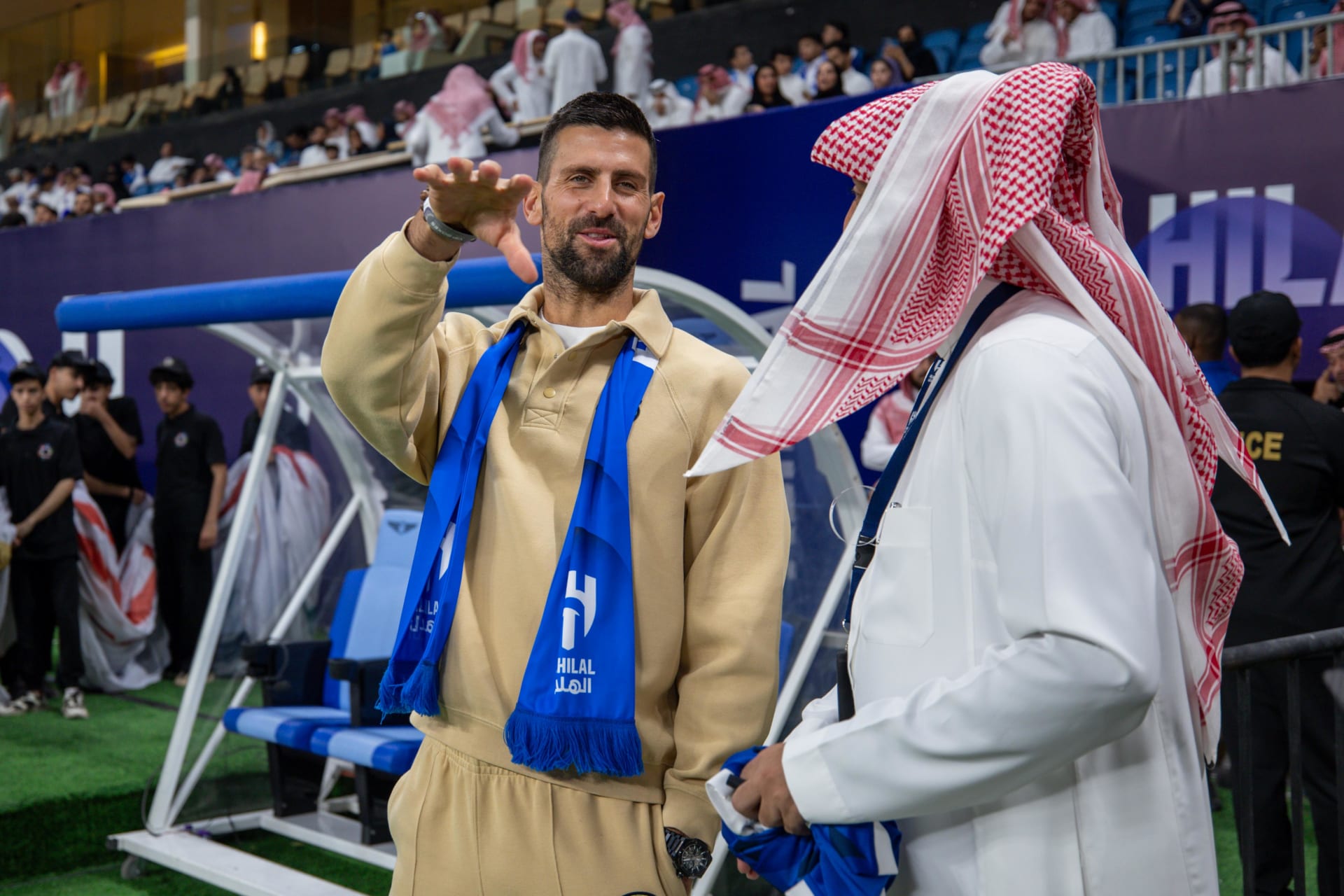 السعودية.. حضور دجوكوفيتش مباراة للهلال وارتدائه وشاح الفريق يثير تفاعلا