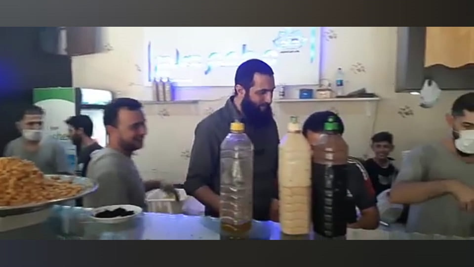 الجولاني يزور مطعم ويخدم زبائنه.. ما حقيقة الفيديو المتداول؟