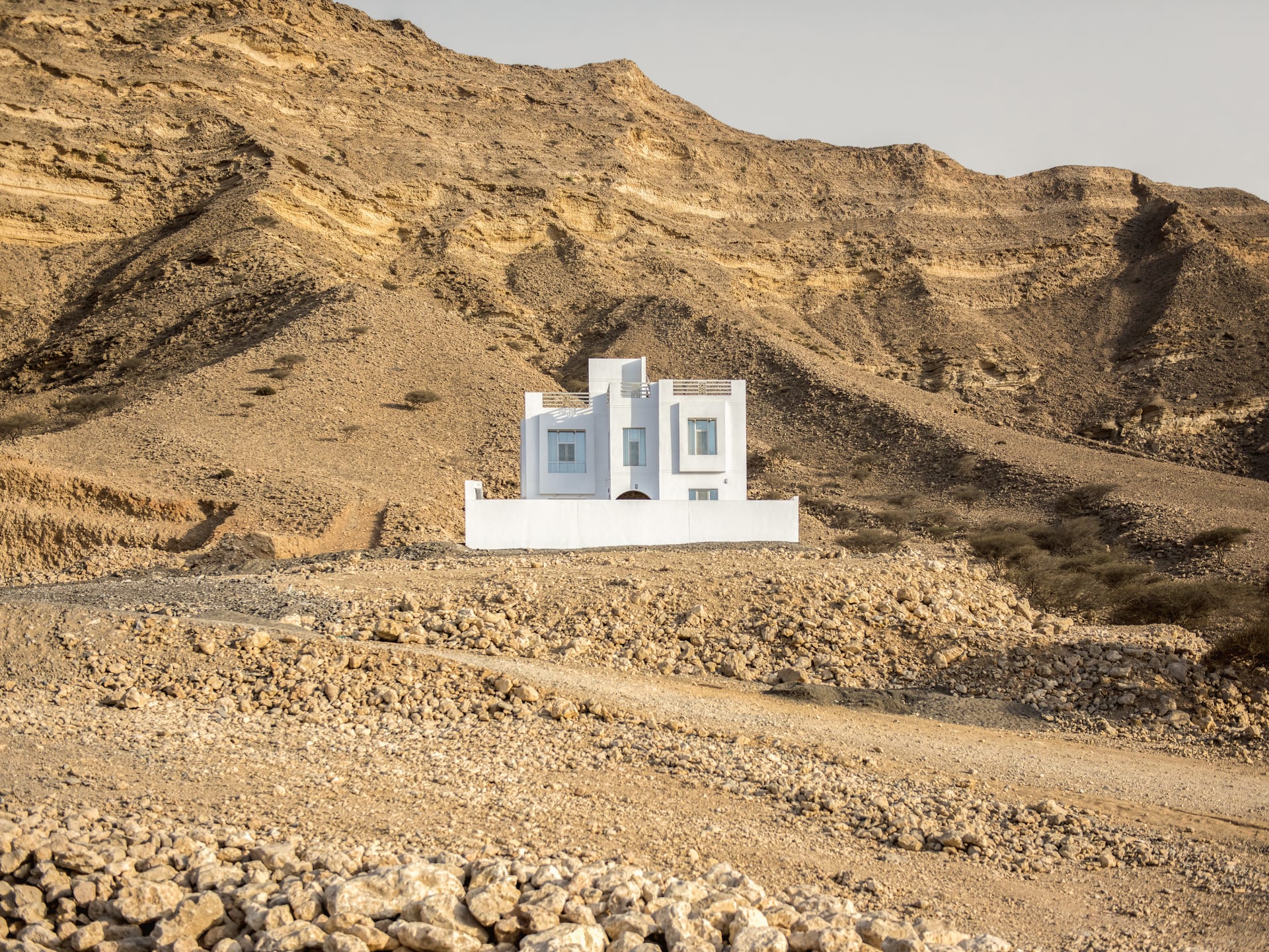 صور سريالية تجسد تناقضات صارخة بين الطبيعة والتقدم بدول الخليج