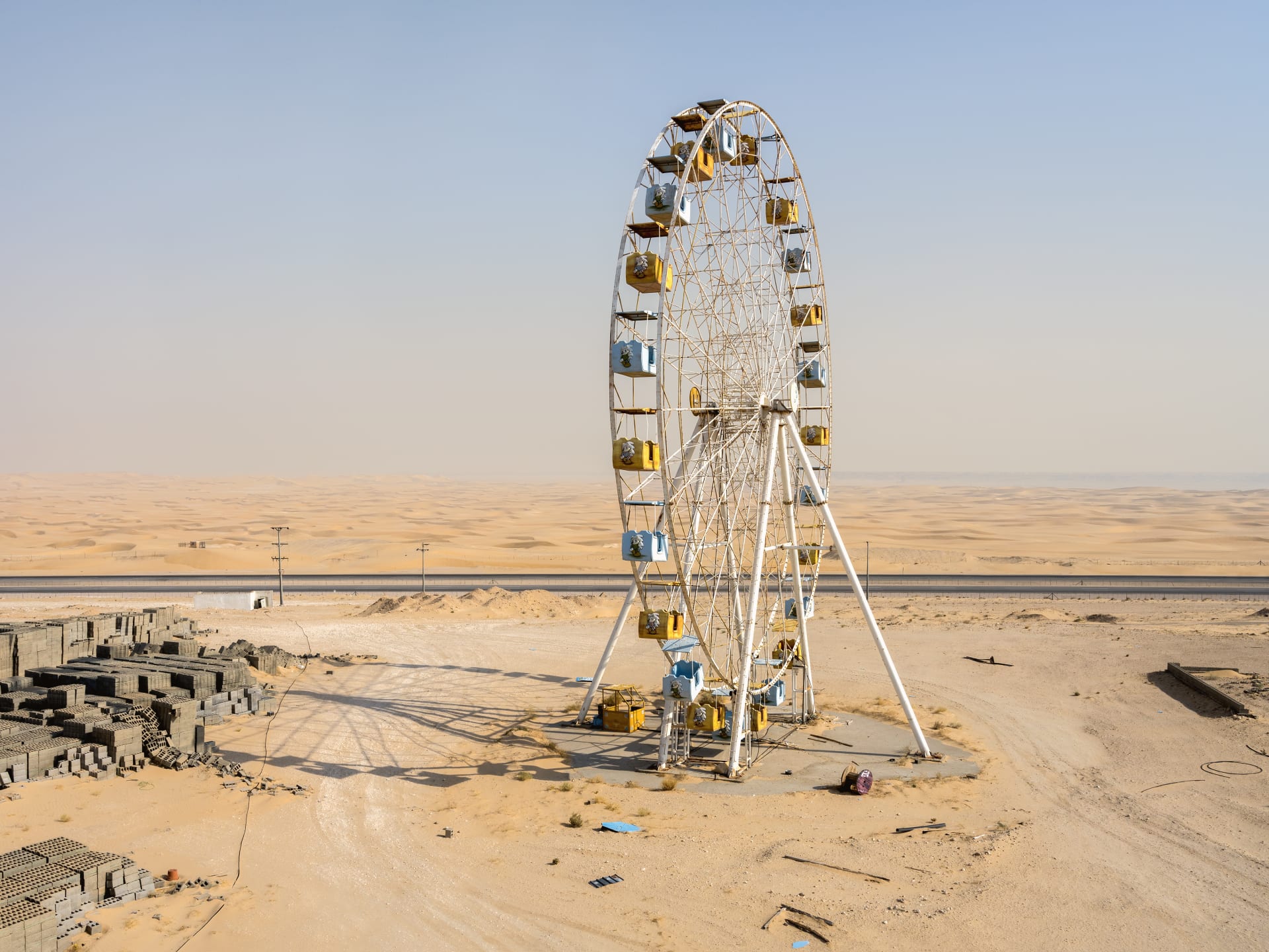 صور سريالية تجسد تناقضات صارخة بين الطبيعة والتقدم بدول الخليج