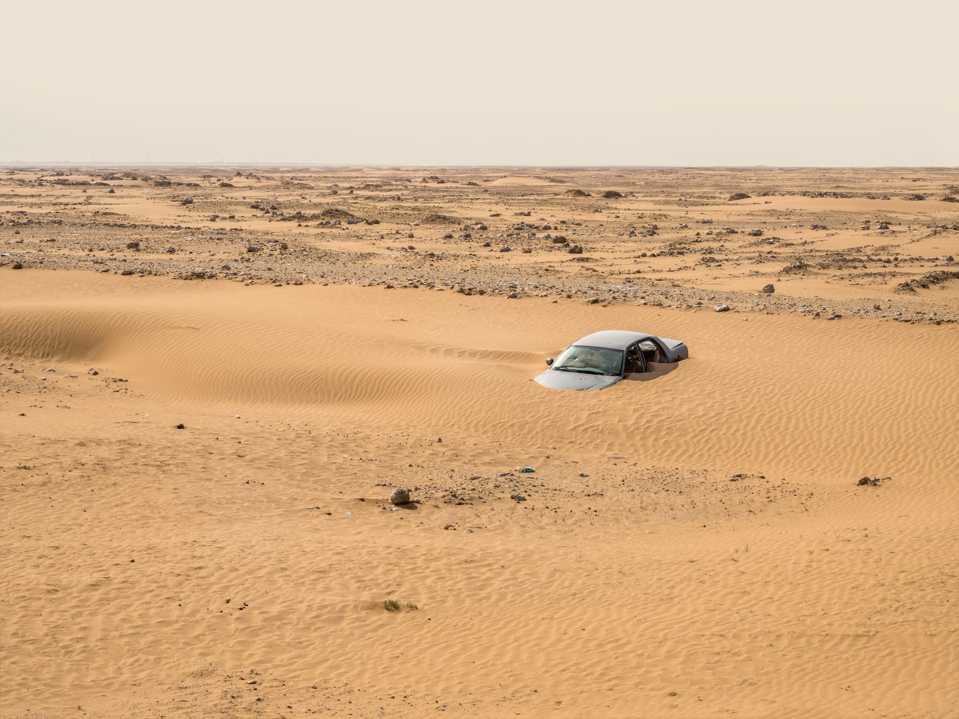 صور سريالية تجسد تناقضات صارخة بين الطبيعة والتقدم بدول الخليج