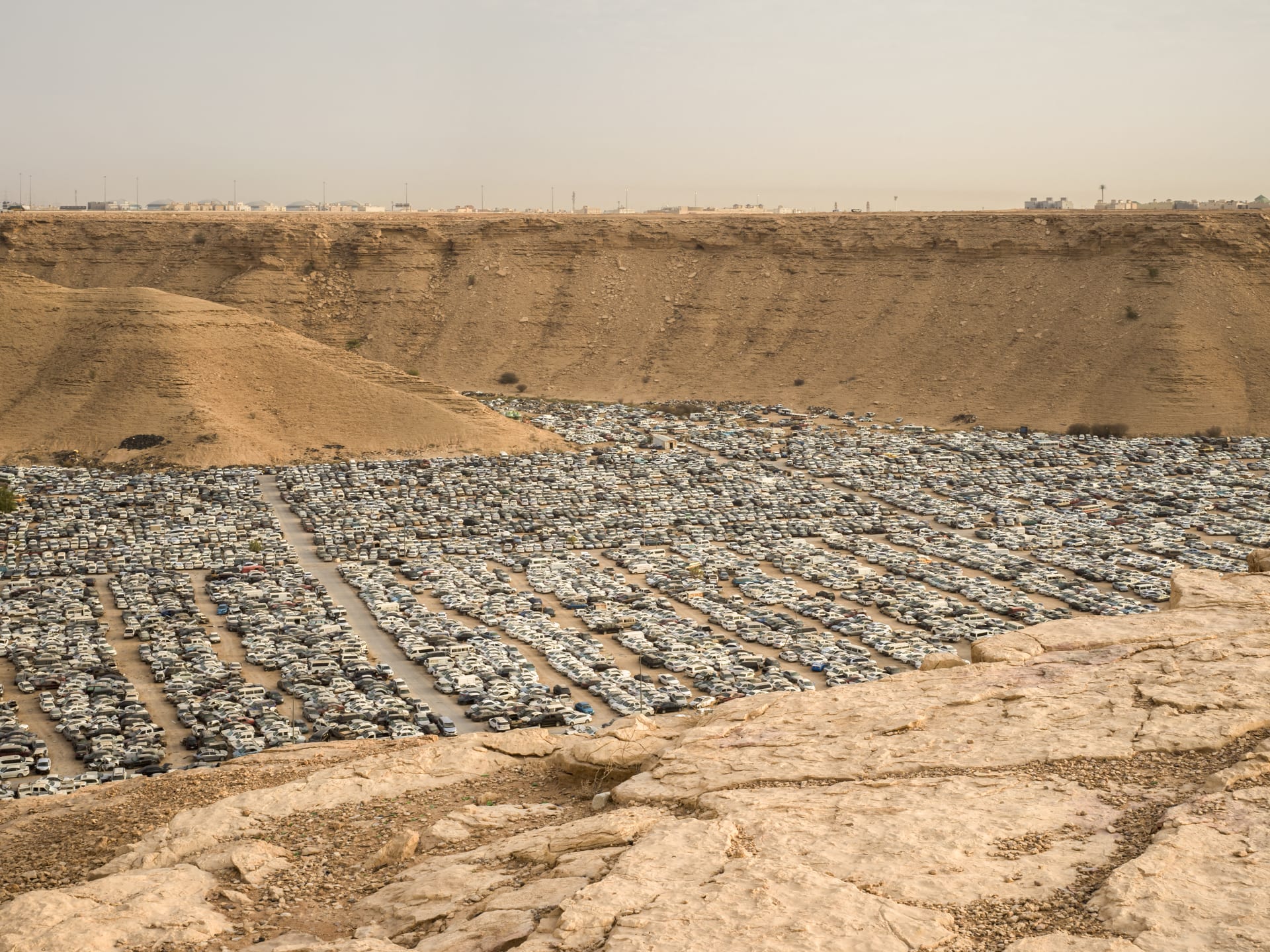 صور سريالية تجسد تناقضات صارخة بين الطبيعة والتقدم بدول الخليج