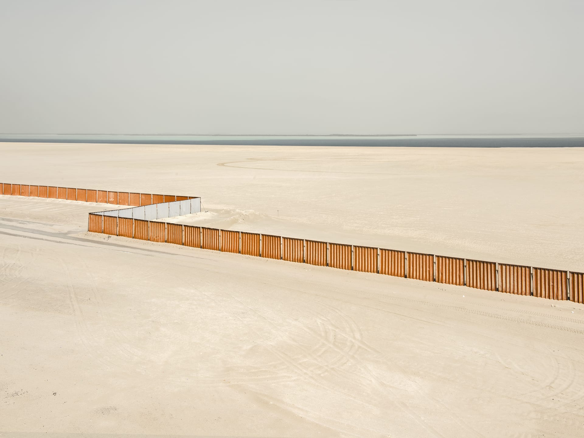 صور سريالية تجسد تناقضات صارخة بين الطبيعة والتقدم بدول الخليج