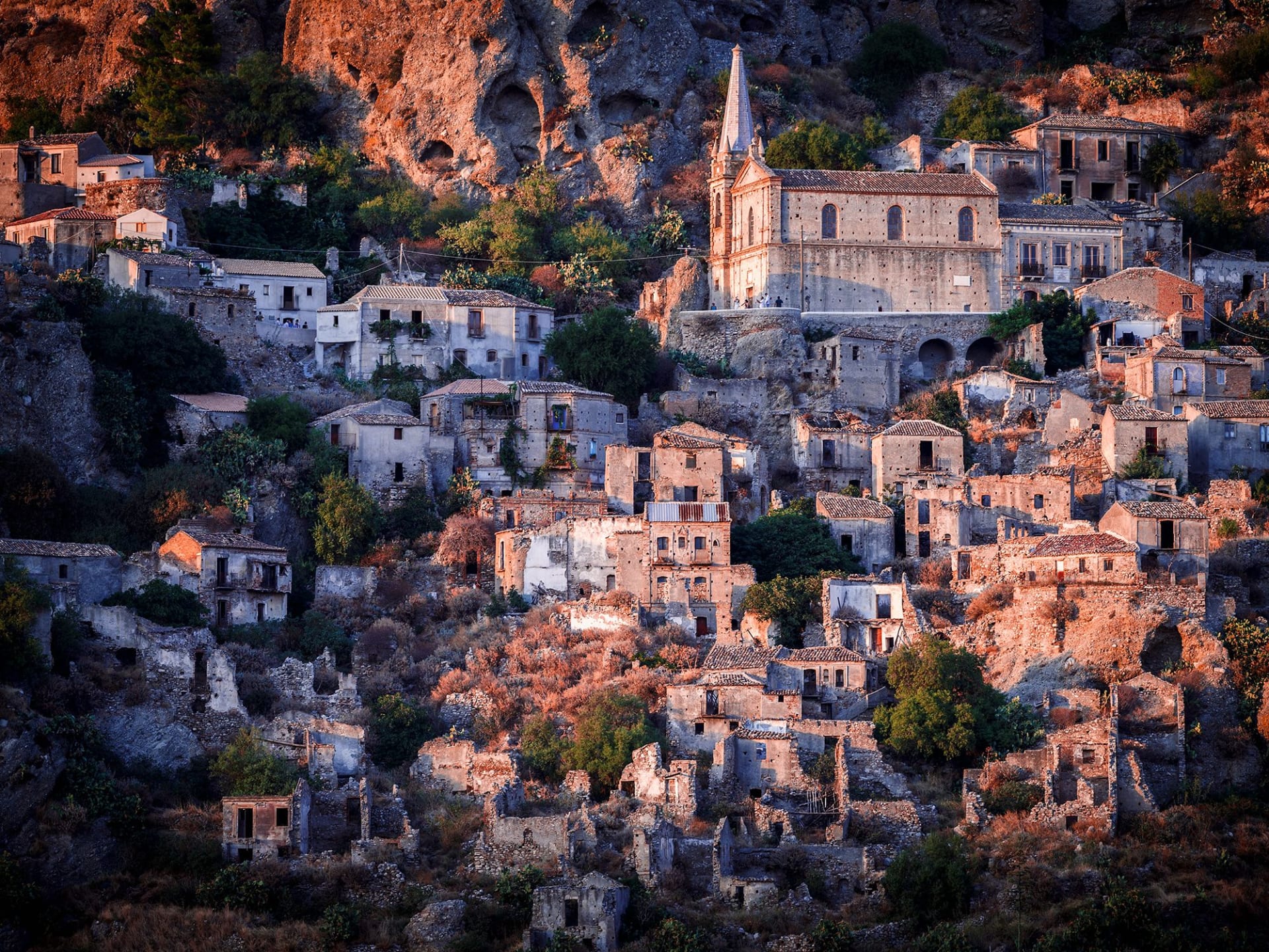 اهرب من المواقع السياحية المكتظة في إيطاليا وزر هذه الوجهات الجذابة الهادئة