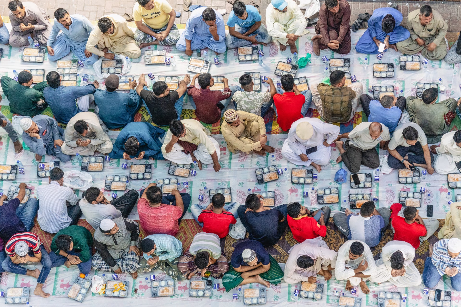 مصور يرصد لحظات عفوية بين مناطق دبي الشعبية خلال شهر رمضان