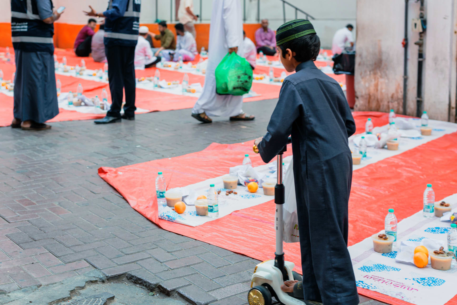 مصور يرصد لحظات عفوية بين مناطق دبي الشعبية خلال شهر رمضان