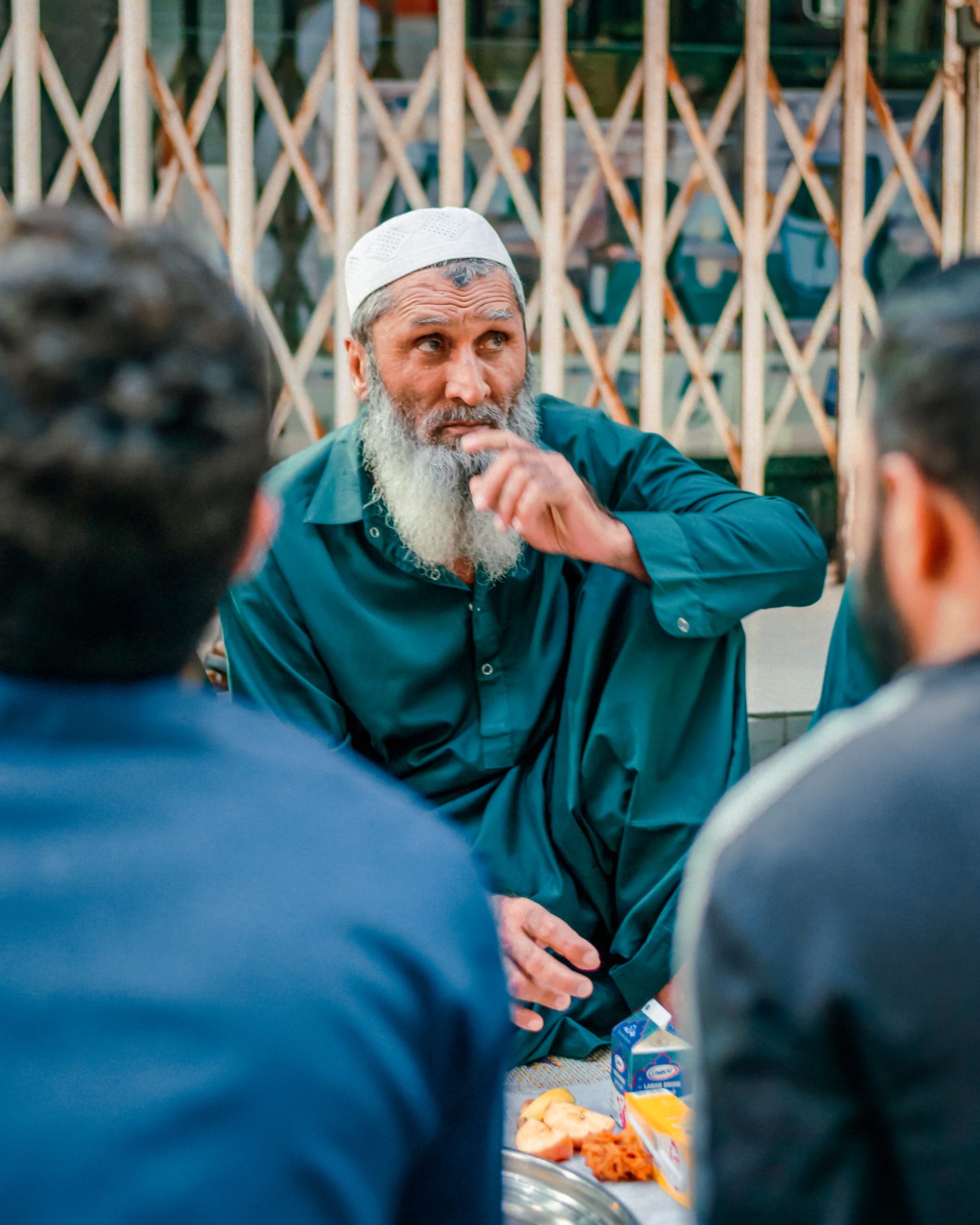 مصور يرصد لحظات عفوية بين مناطق دبي الشعبية خلال شهر رمضان