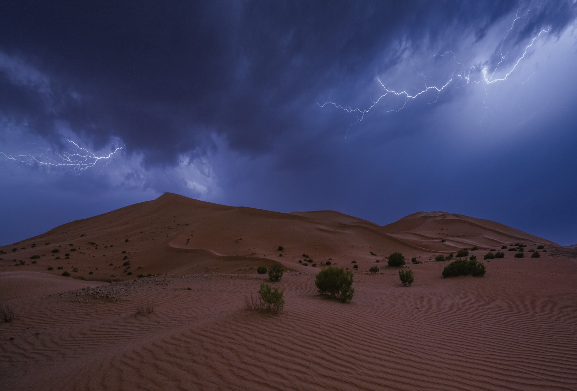 مطاردة البرق في الإمارات